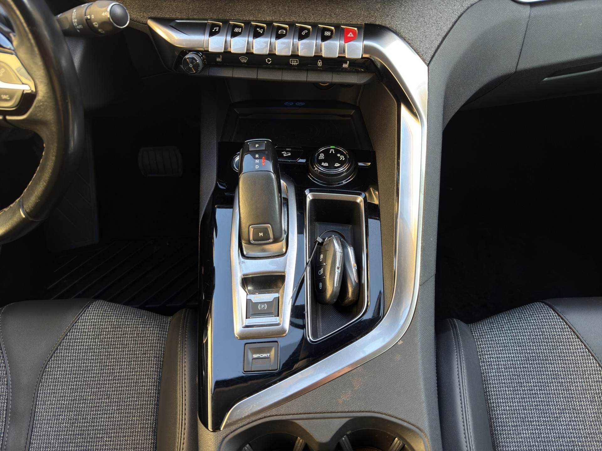 PEUGEOT 5008 1.2 Pure Tech Allure EAT8-image-15