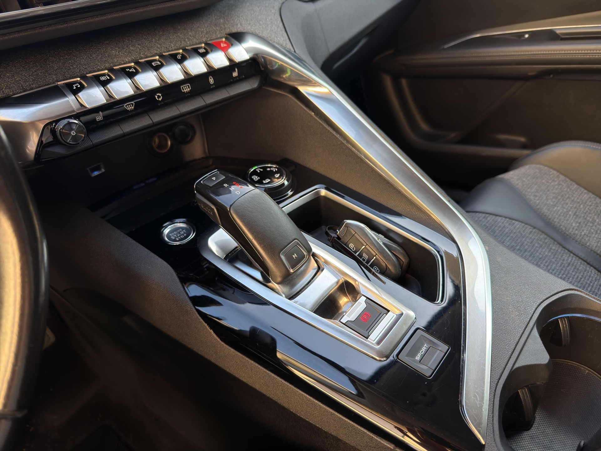 PEUGEOT 5008 1.2 Pure Tech Allure EAT8-image-16