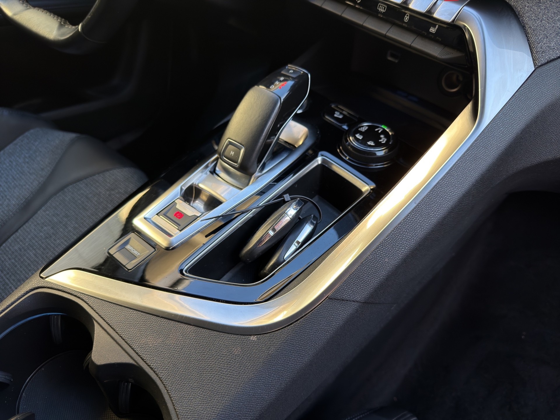 PEUGEOT 5008 1.2 Pure Tech Allure EAT8-image-17