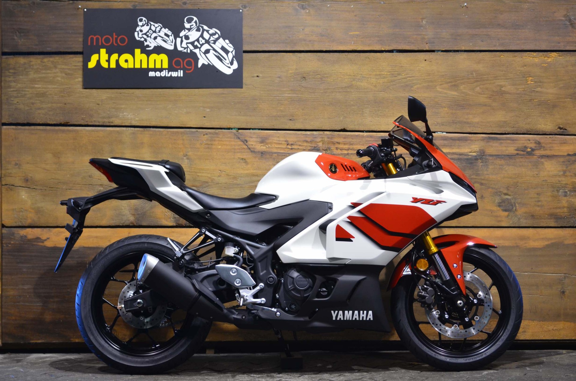 YAMAHA R3 70th Anniversary-showroom-element-1
