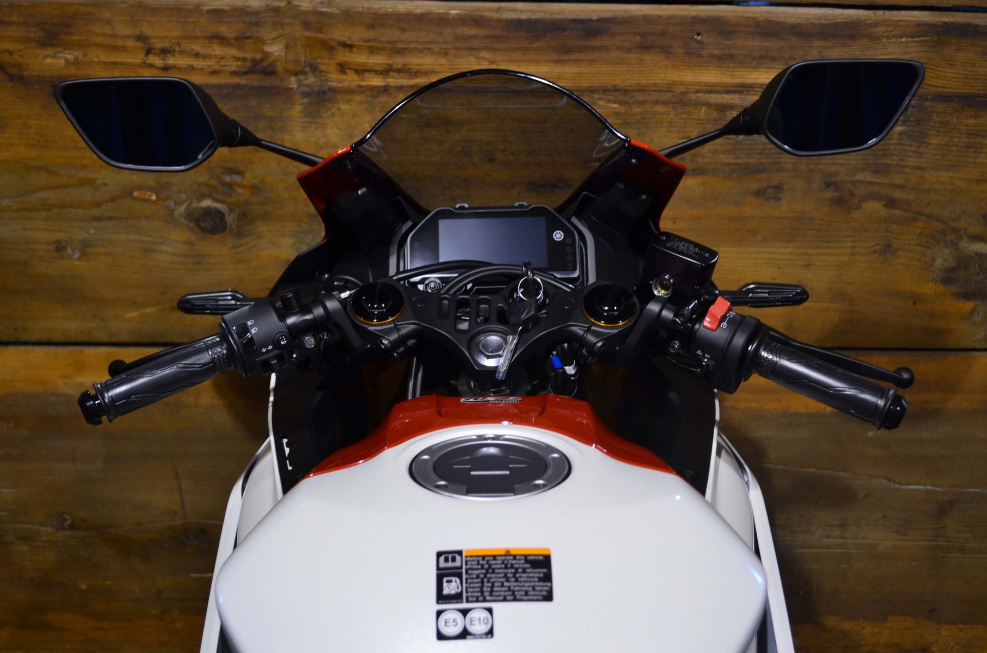 YAMAHA R3 70th Anniversary-showroom-element-2