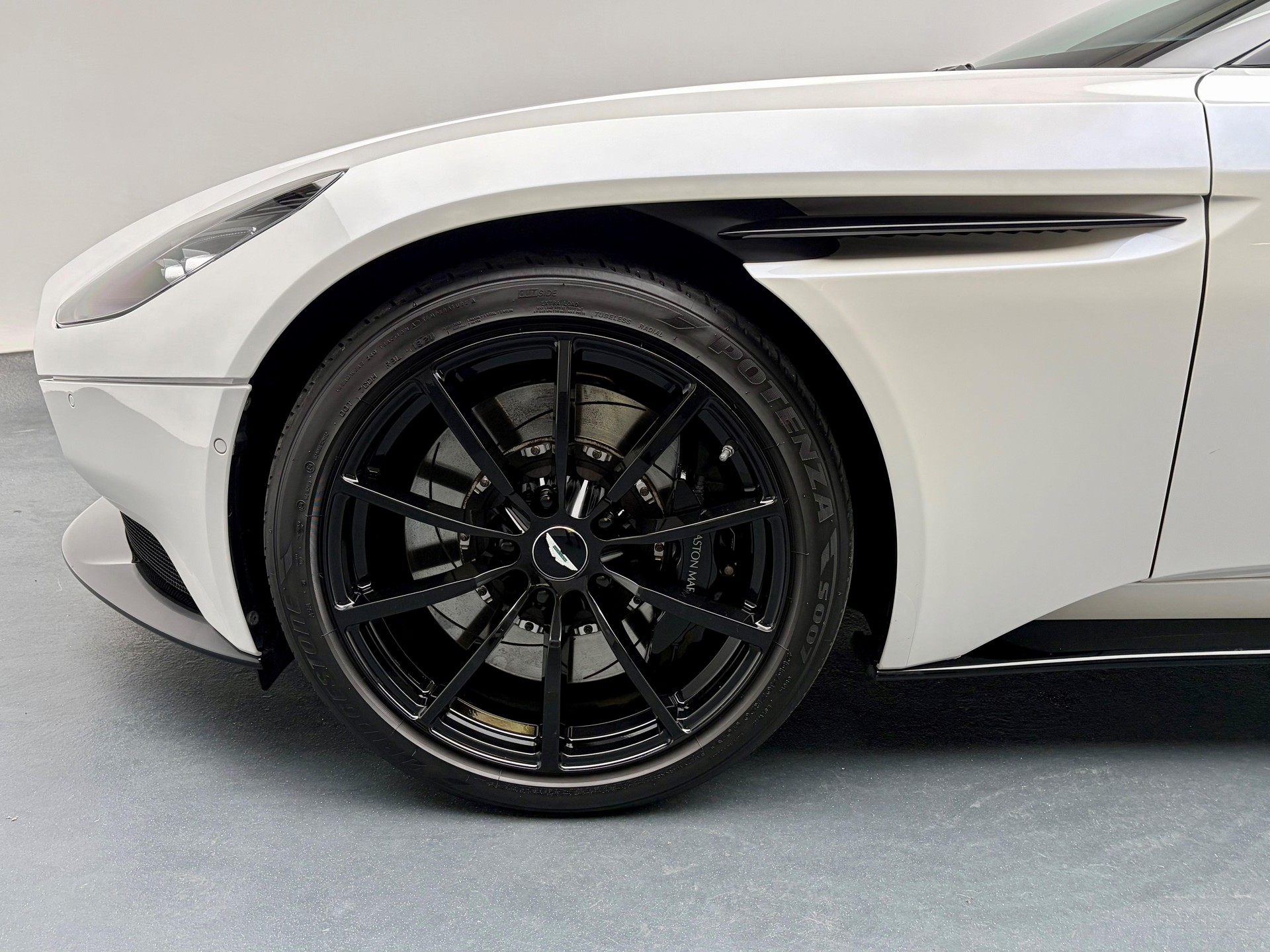 ASTON MARTIN DB11 Volante 4.0 V8 Bi-Turbo-image-15