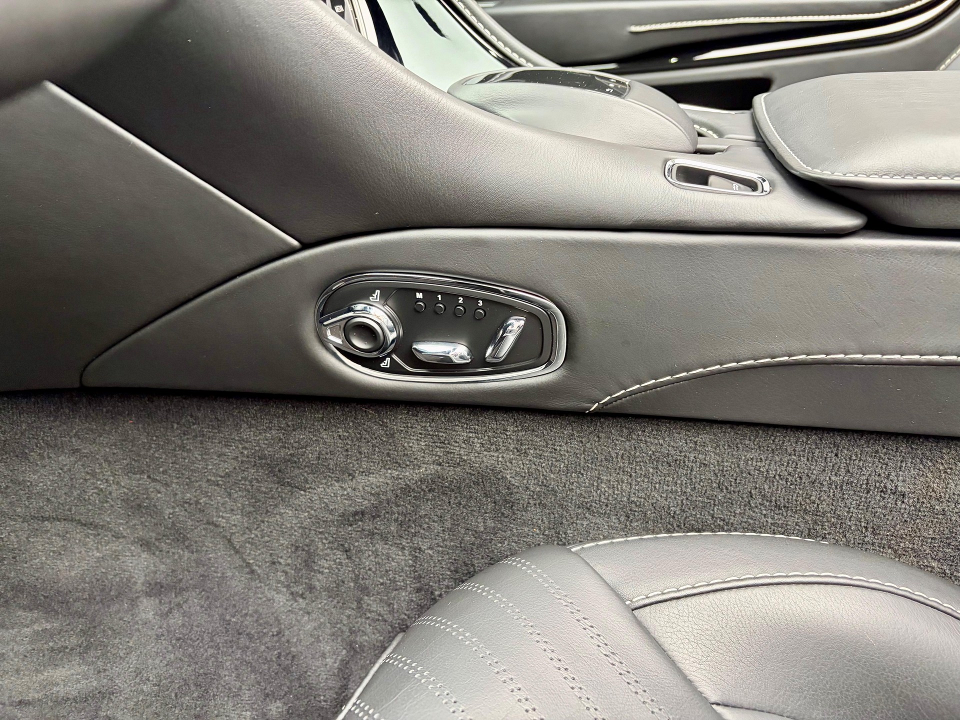 ASTON MARTIN DB11 Volante 4.0 V8 Bi-Turbo-image-9