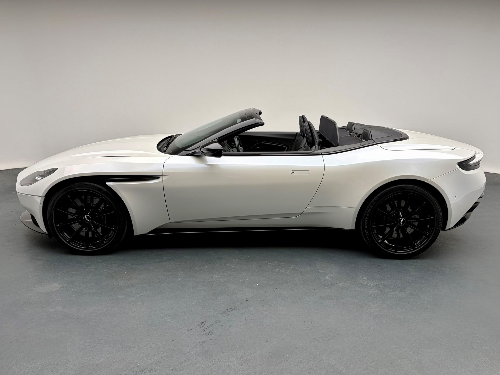 ASTON MARTIN DB11 Volante 4.0 V8 Bi-Turbo-showroom-element-1