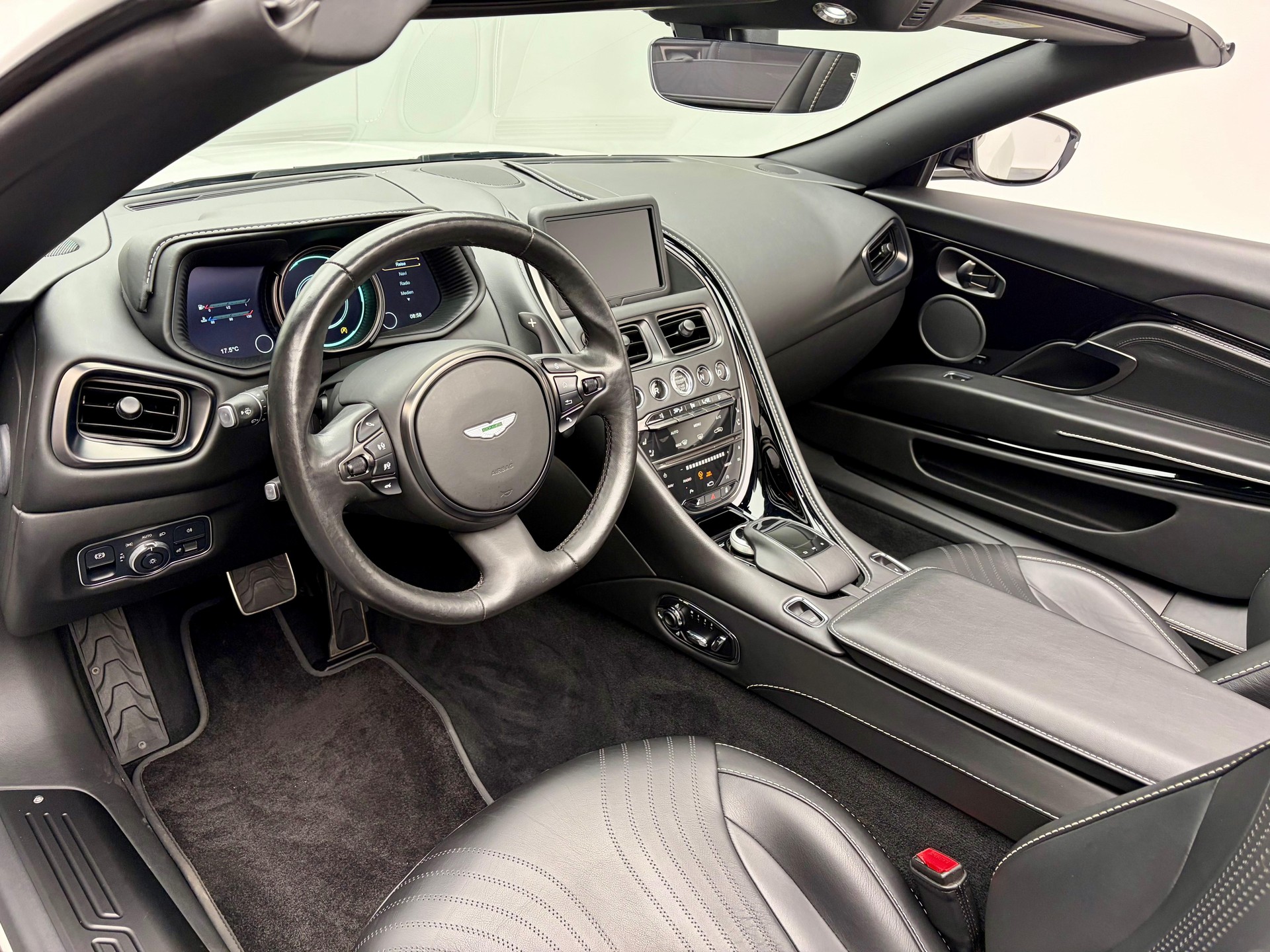 ASTON MARTIN DB11 Volante 4.0 V8 Bi-Turbo-showroom-element-3