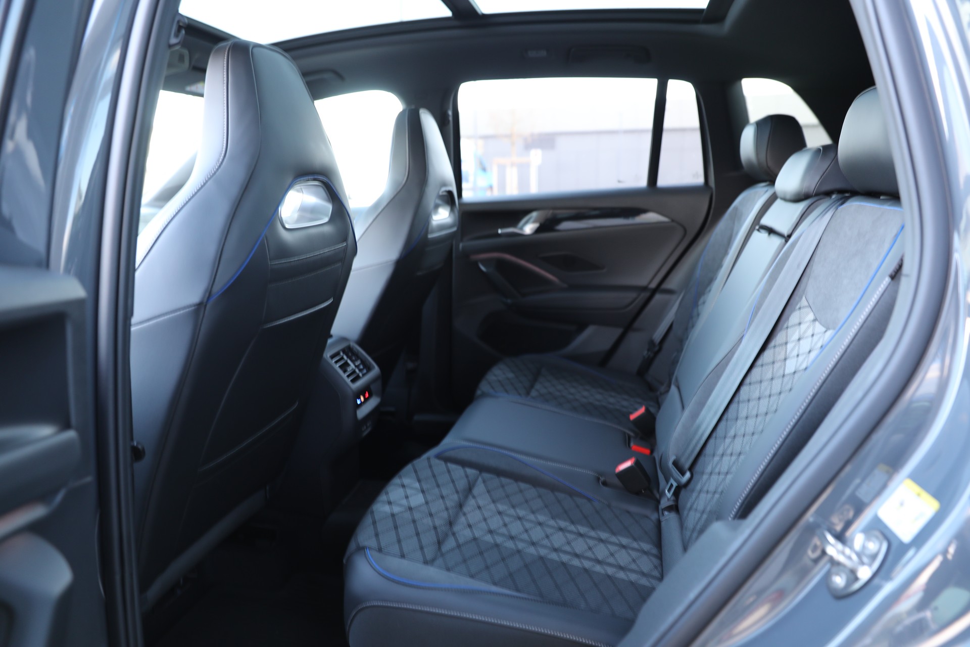 VW Tiguan 2.0 TDI SCR R-Line 4Motion DSG-image-7