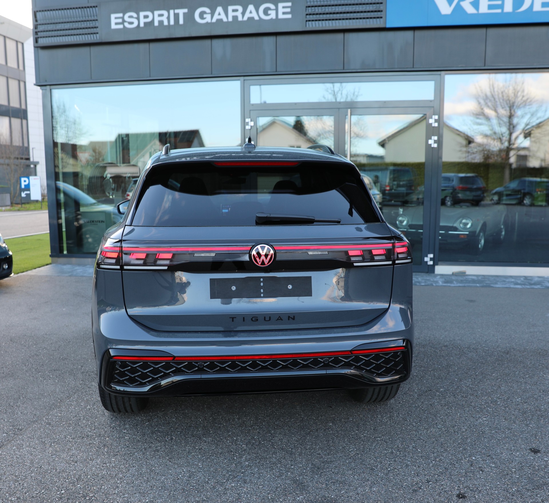 VW Tiguan 2.0 TDI SCR R-Line 4Motion DSG-image-3