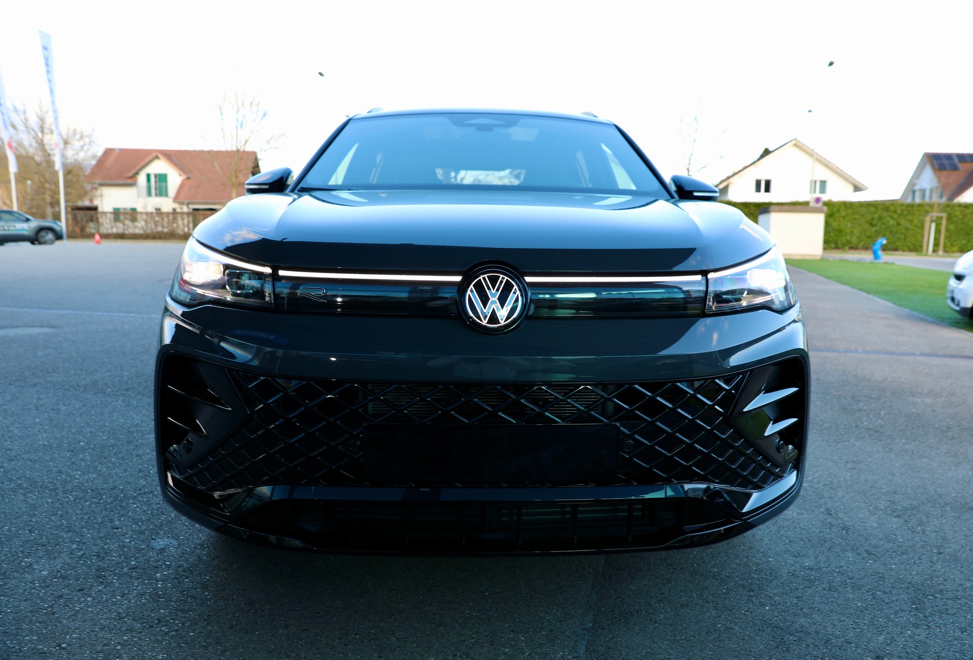 VW Tiguan 2.0 TDI SCR R-Line 4Motion DSG-image-4