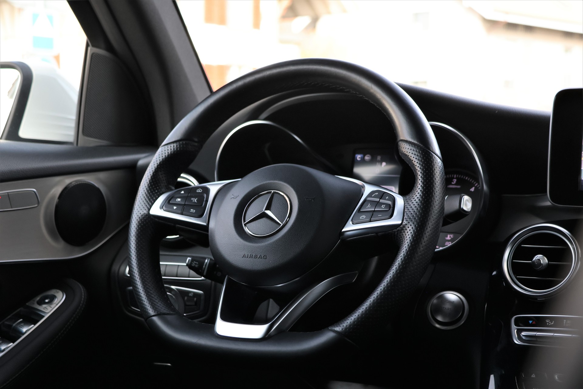 MERCEDES-BENZ GLC 250 d AMG Line 4Matic 9G-Tronic (CH)-image-14