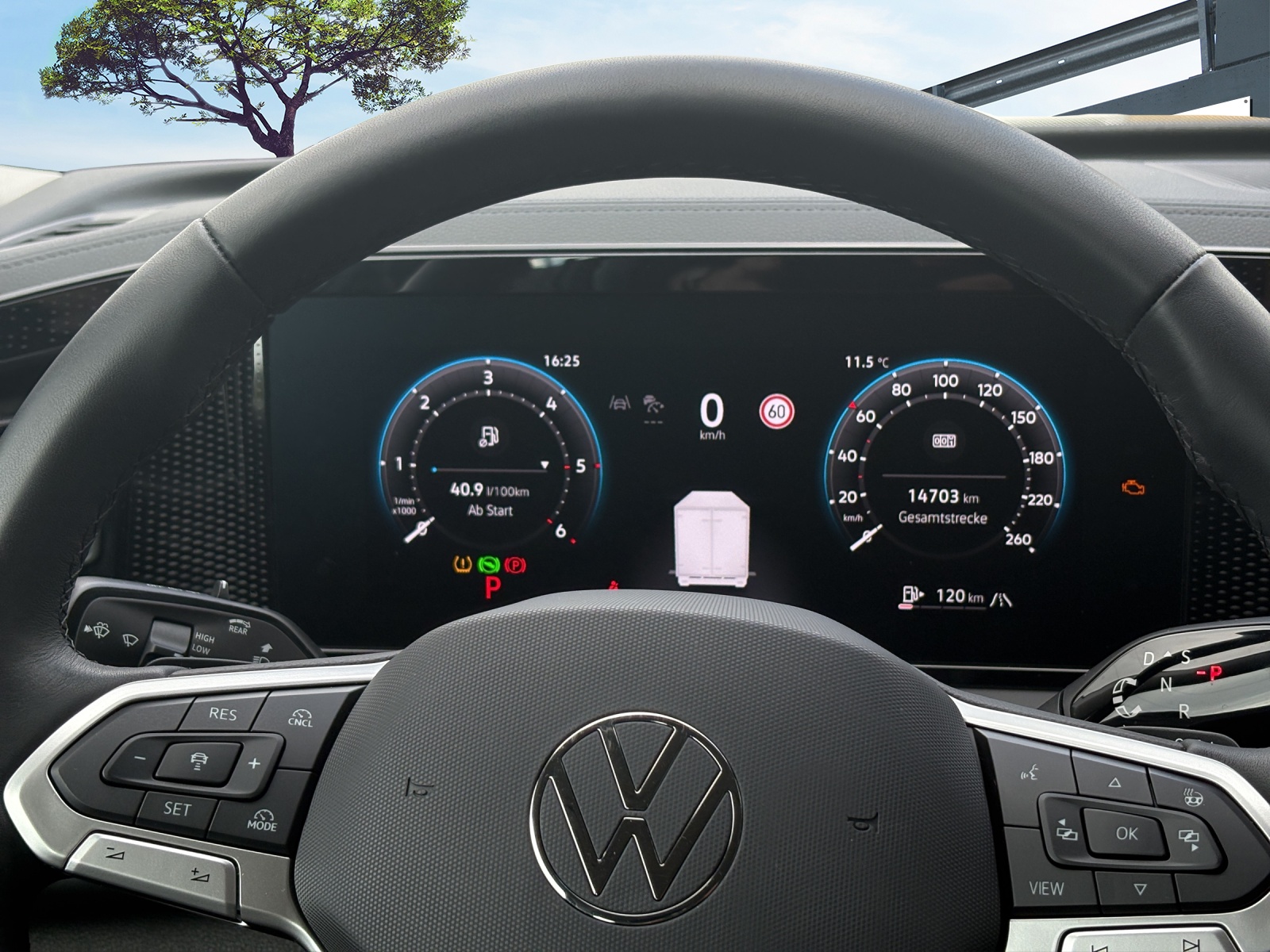 VW Tiguan 2.0 TDI SCR Elegance 4Motion DSG-image-11