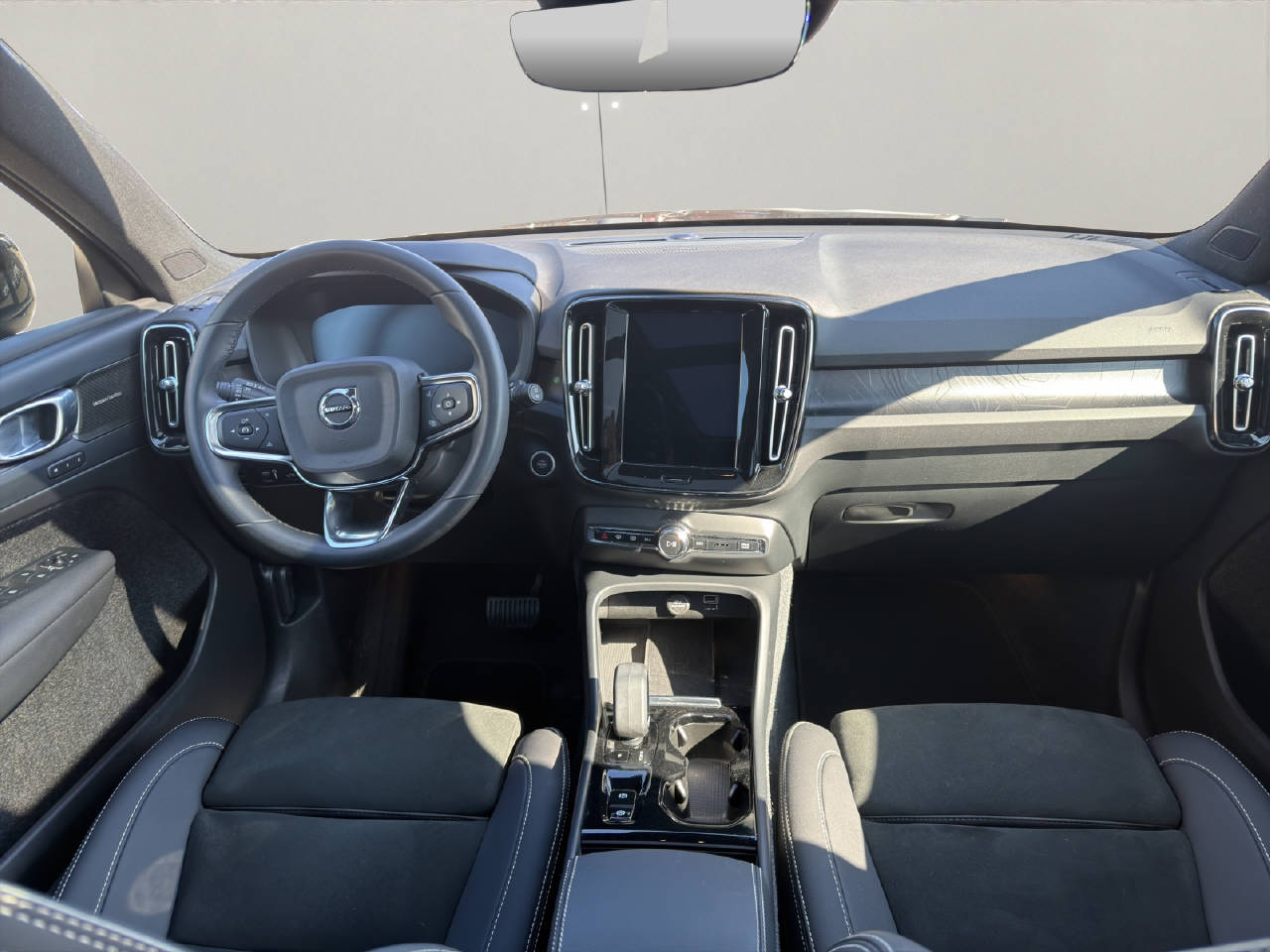 VOLVO XC40 1.5 T4 PiH Plus Dark .-image-8