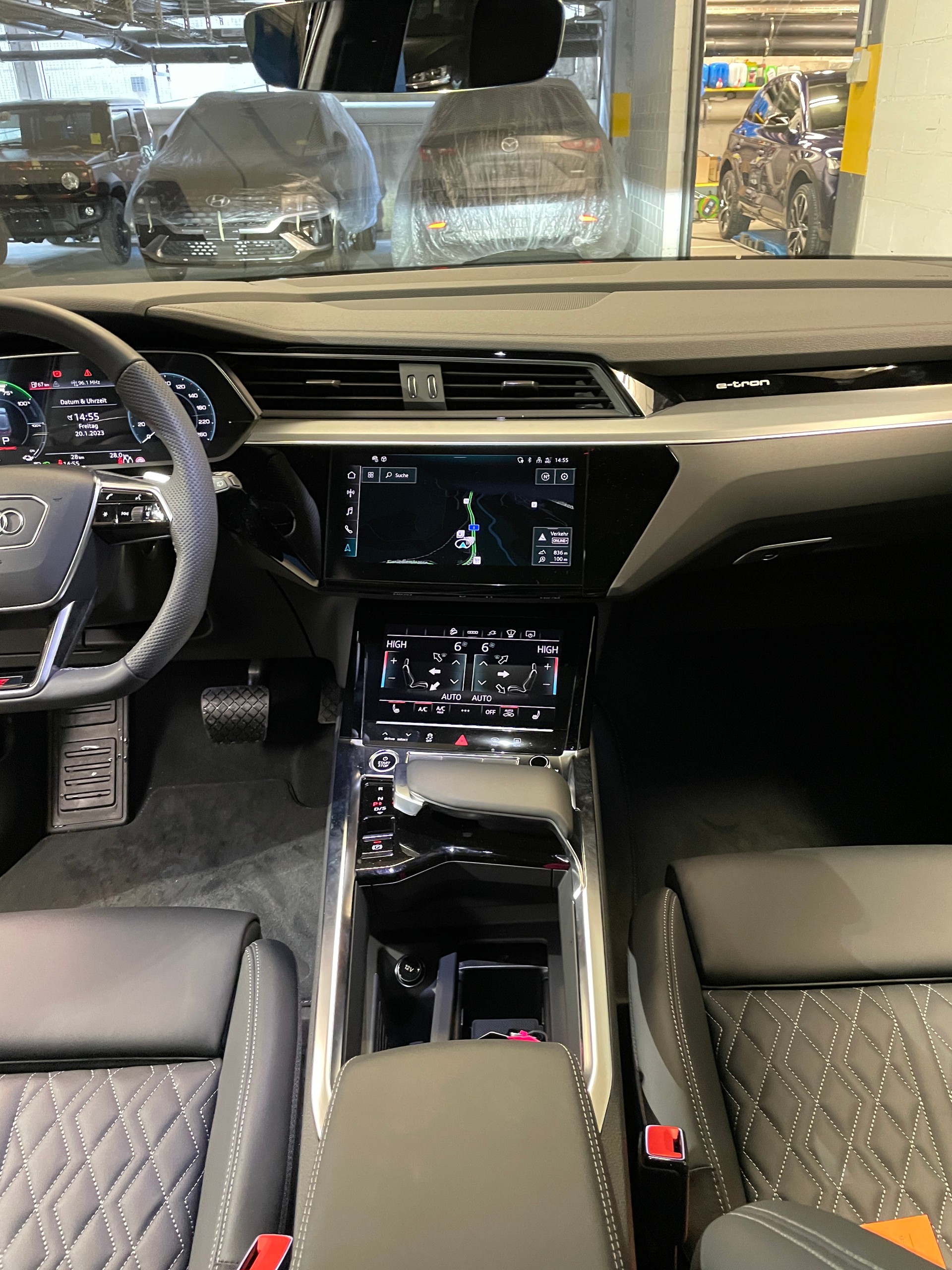 AUDI e-tron 55 S Line quattro-image-12