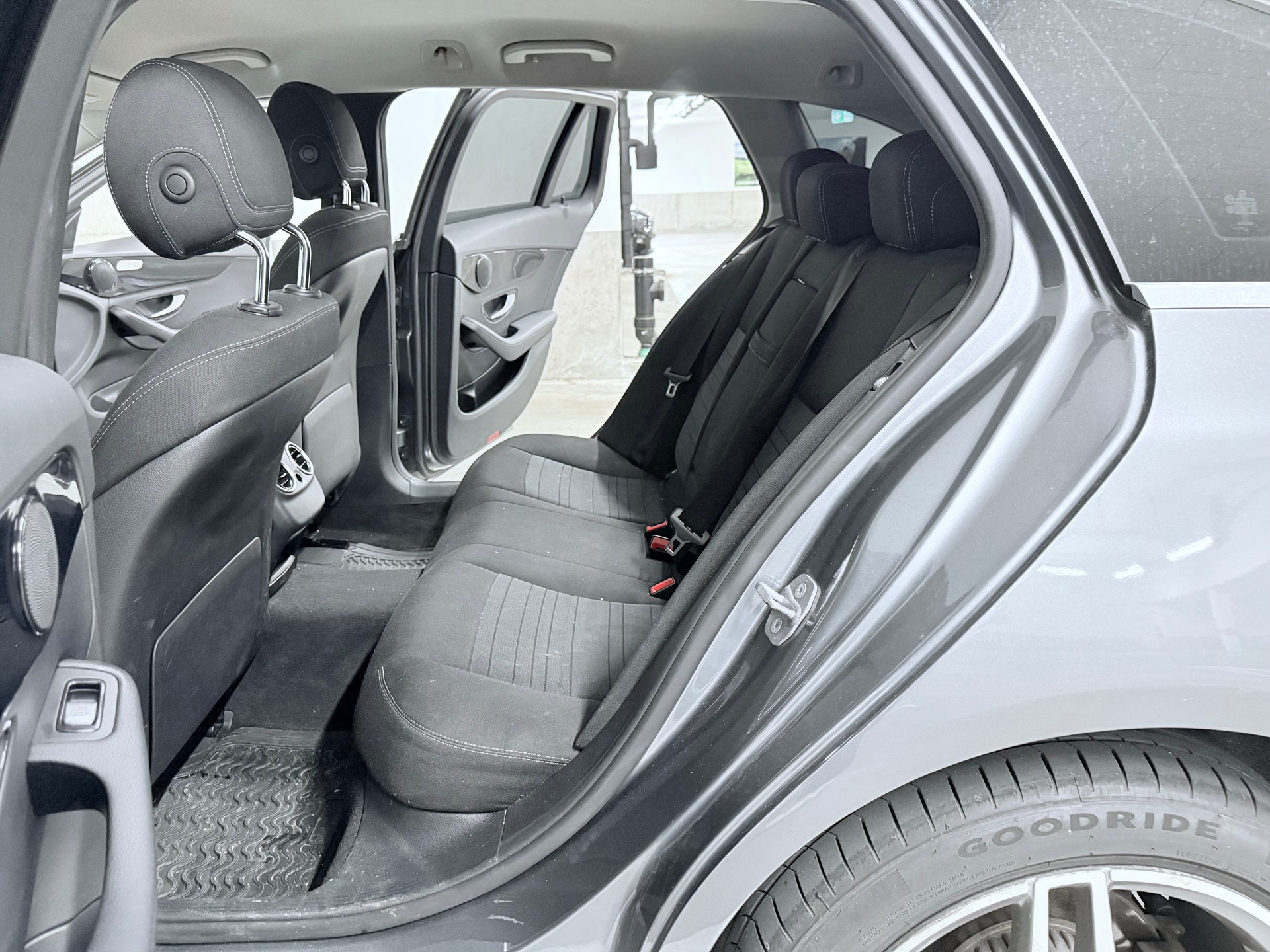 MERCEDES-BENZ C 250 d Swiss Star AMG Line 4Matic 9G-Tronic-image-12