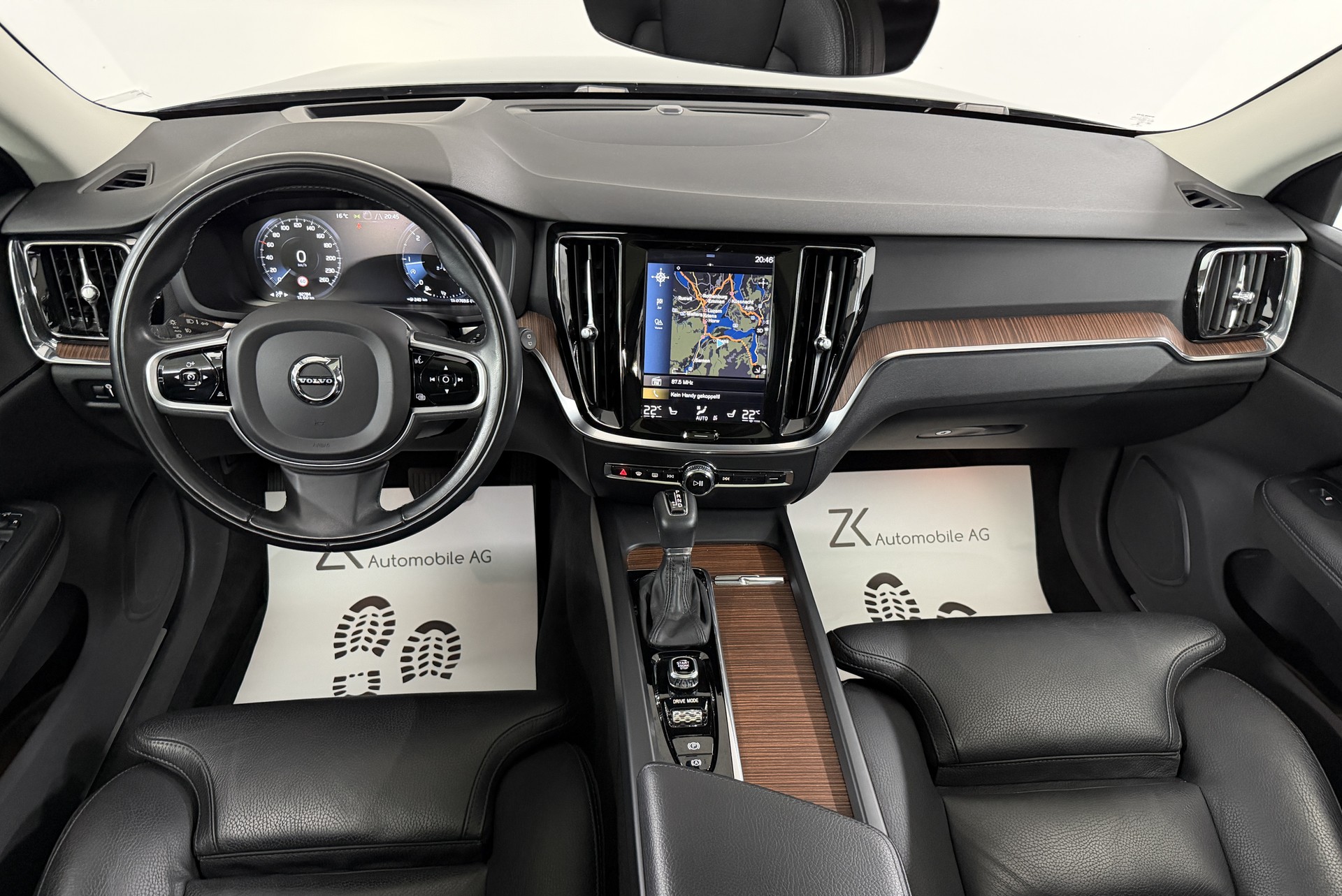 VOLVO V60 Cross Country D4 190PS SAVILE GREY AWD Geartronic / Panoramadach / Head-Up-Display / Leder / RF-Kamera / AHK /-image-9