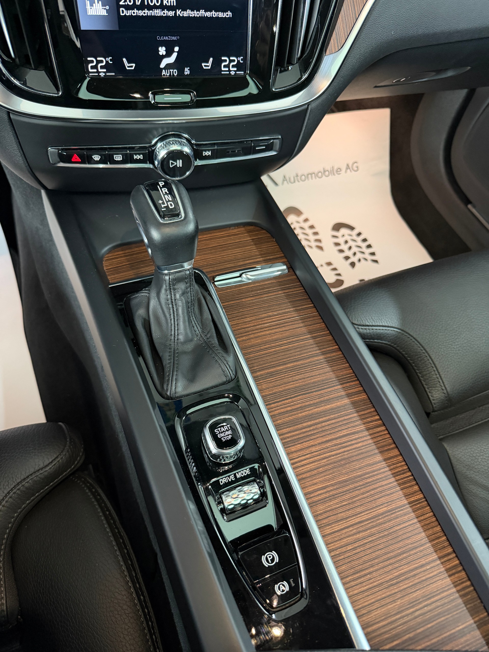 VOLVO V60 Cross Country D4 190PS SAVILE GREY AWD Geartronic / Panoramadach / Head-Up-Display / Leder / RF-Kamera / AHK /-image-17
