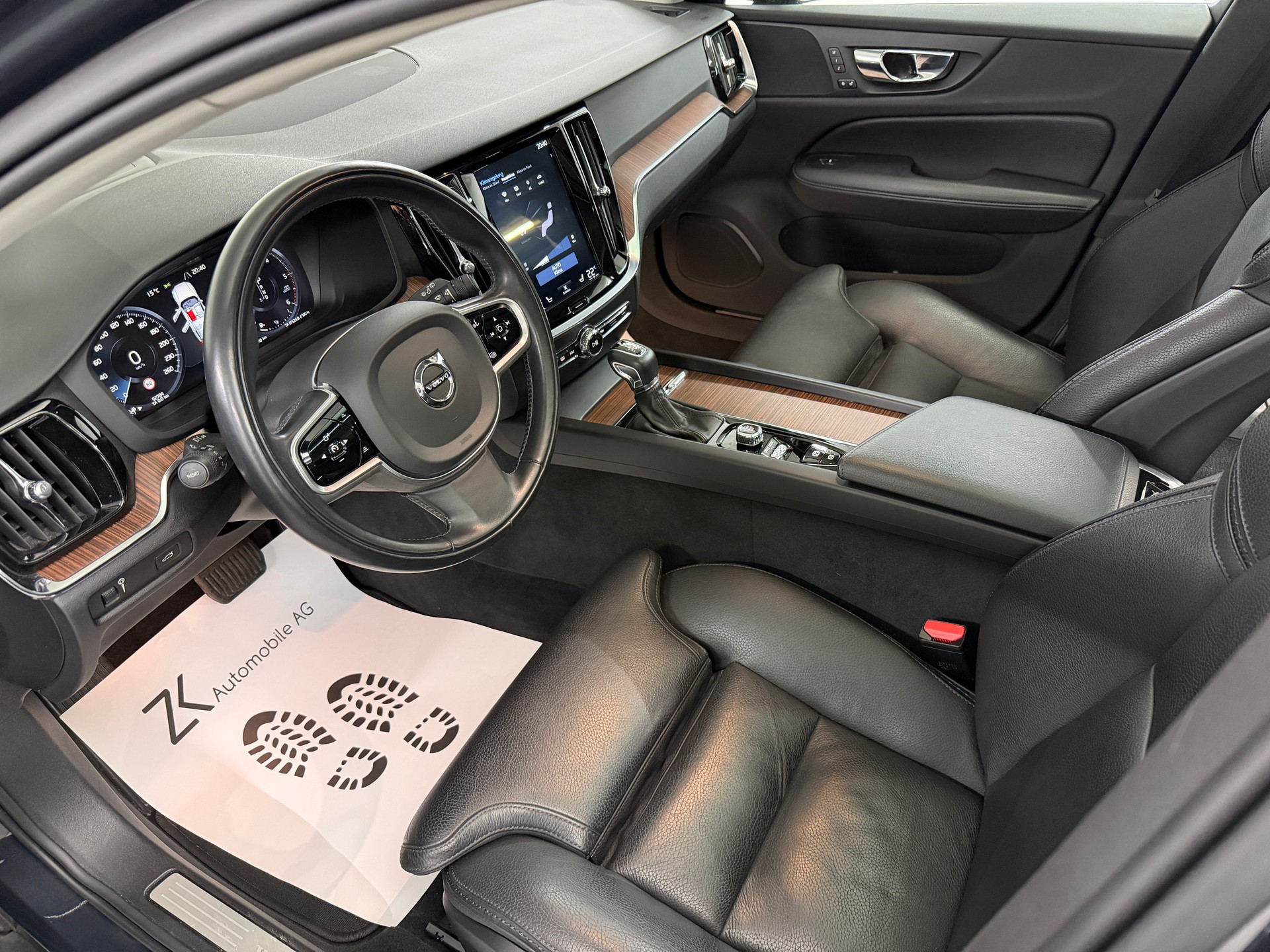 VOLVO V60 Cross Country D4 190PS SAVILE GREY AWD Geartronic / Panoramadach / Head-Up-Display / Leder / RF-Kamera / AHK /-image-6