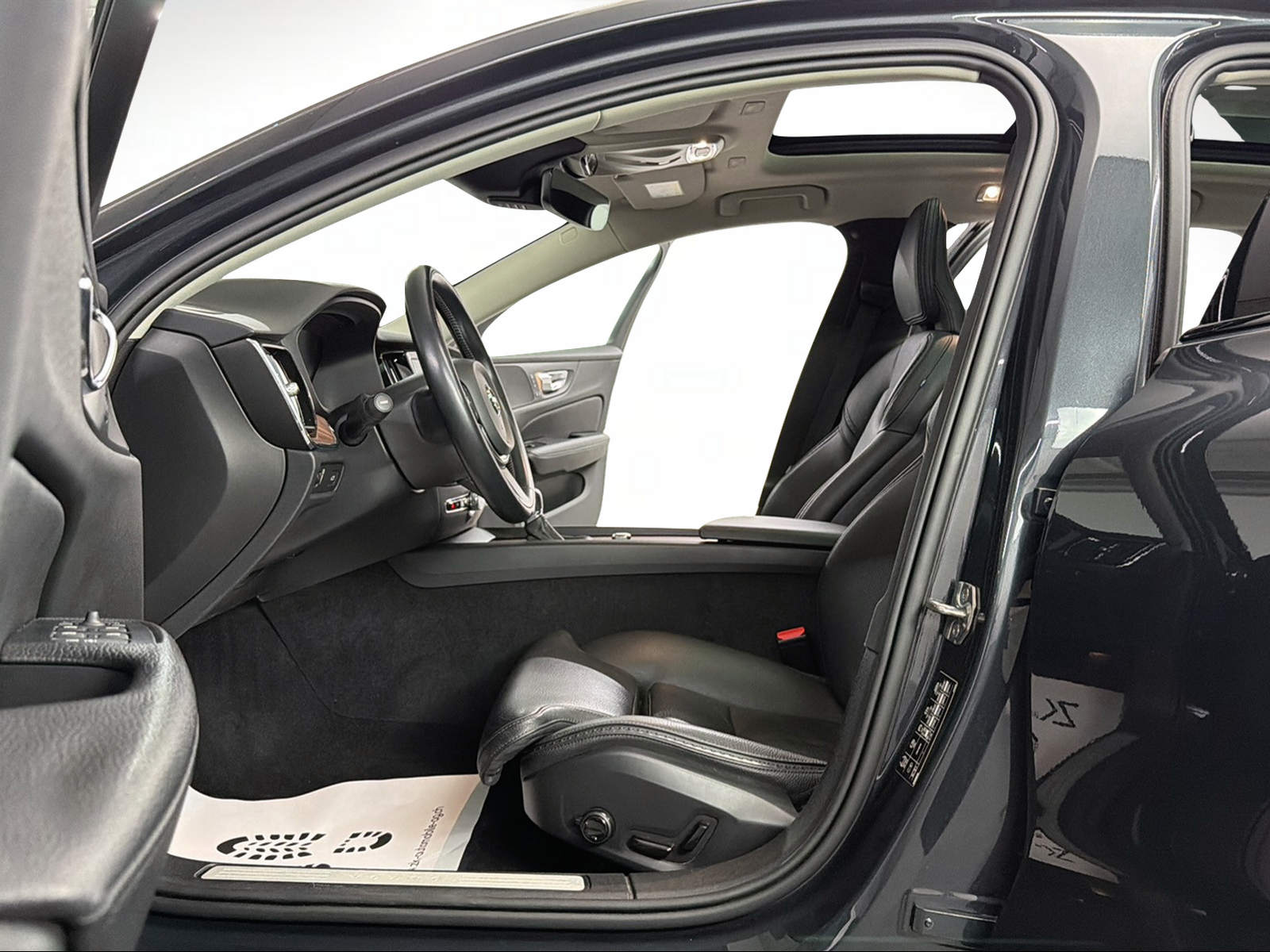 VOLVO V60 Cross Country D4 190PS SAVILE GREY AWD Geartronic / Panoramadach / Head-Up-Display / Leder / RF-Kamera / AHK /-image-5