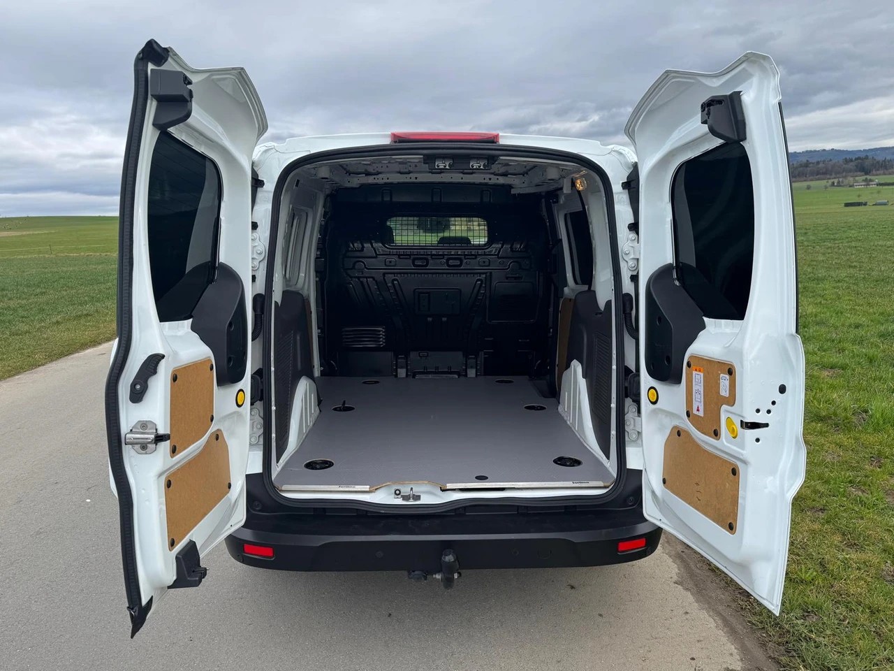 FORD Transit Connect Van T200 1.5 Eco Blue Trend Automat mit Anhängerkupplung-image-5