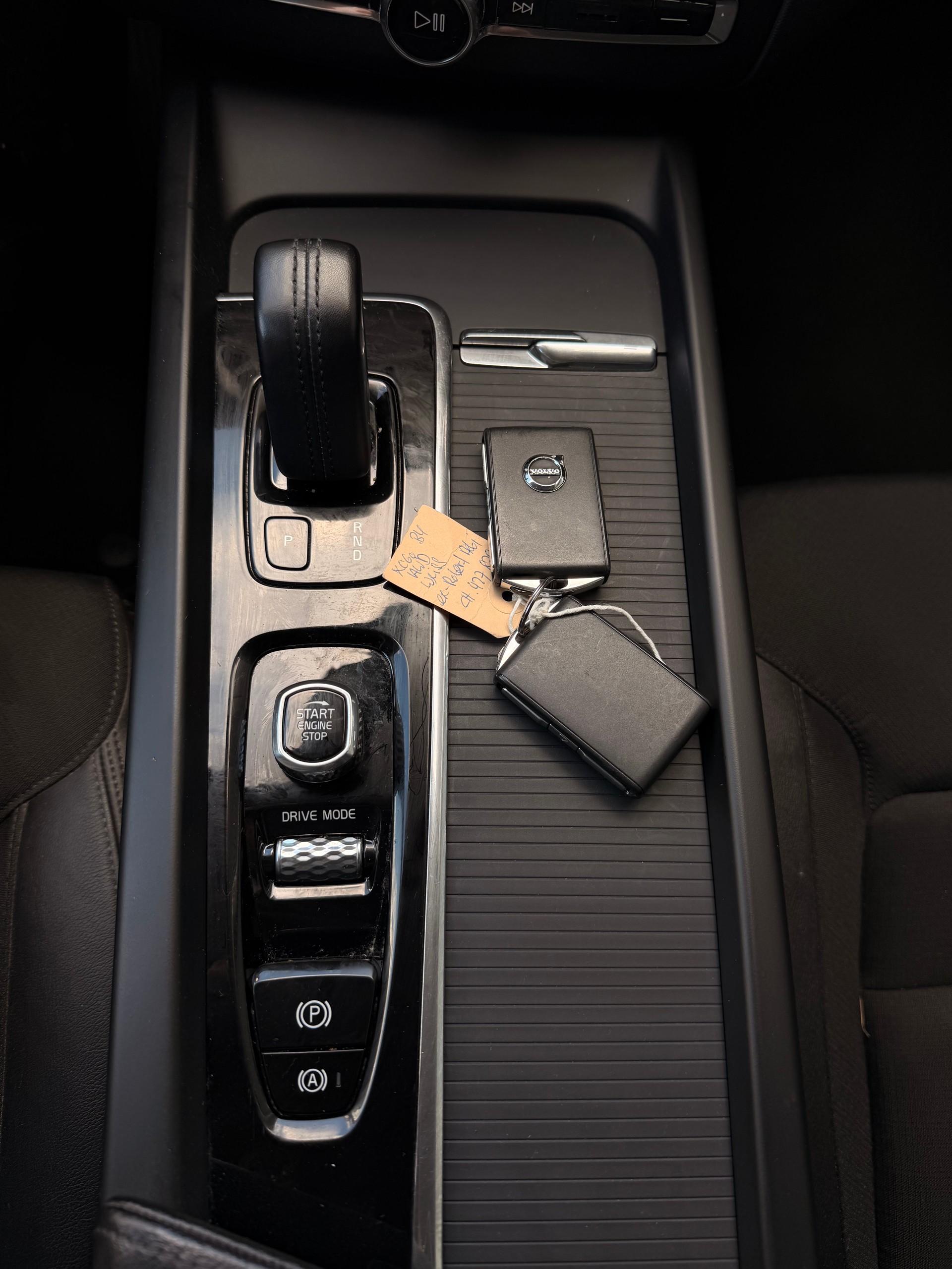 VOLVO XC60 B4 Diesel Mild Hybrid AWD Momentum Geartronic-image-9