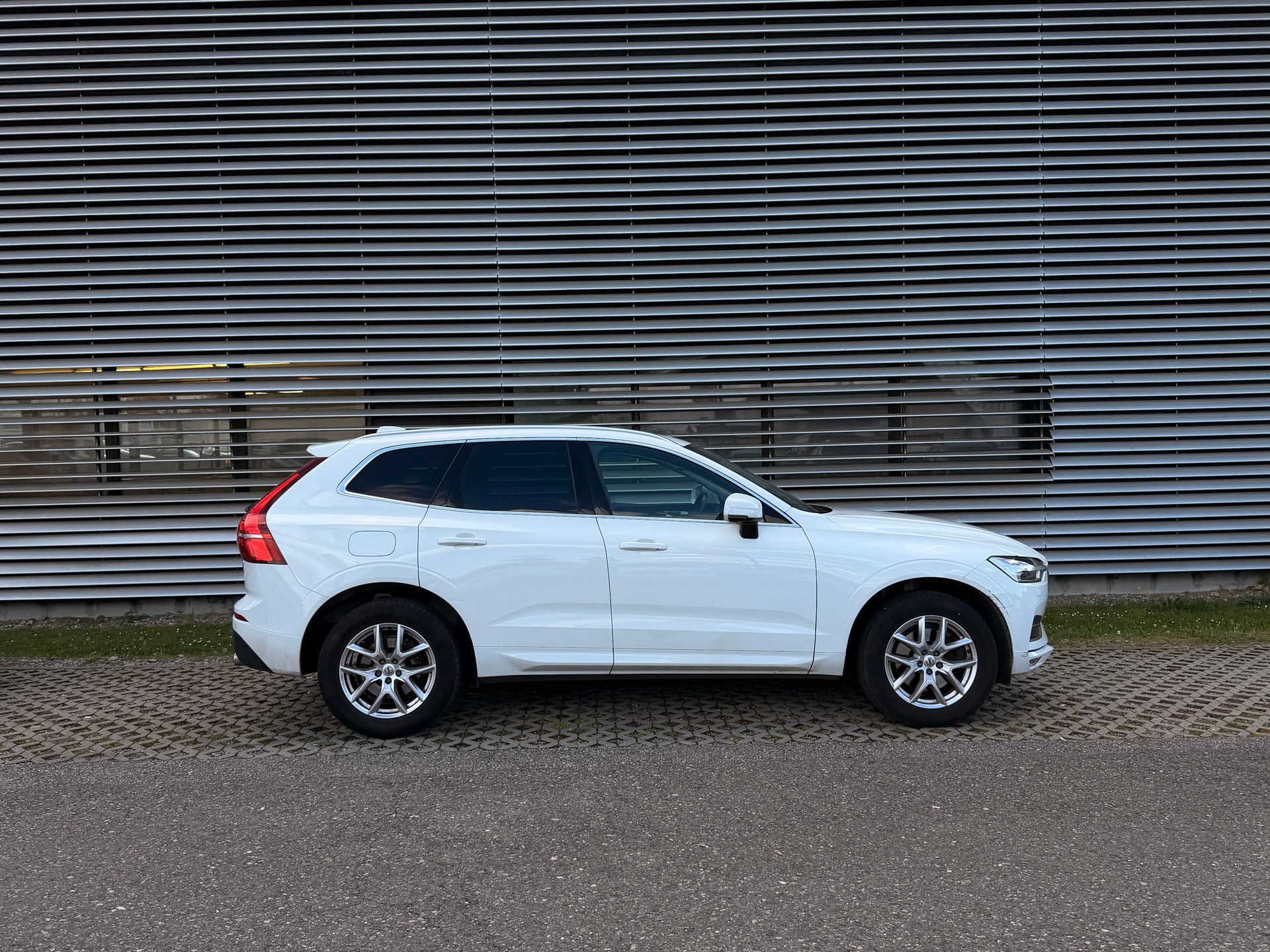 VOLVO XC60 B4 Diesel Mild Hybrid AWD Momentum Geartronic-image-4