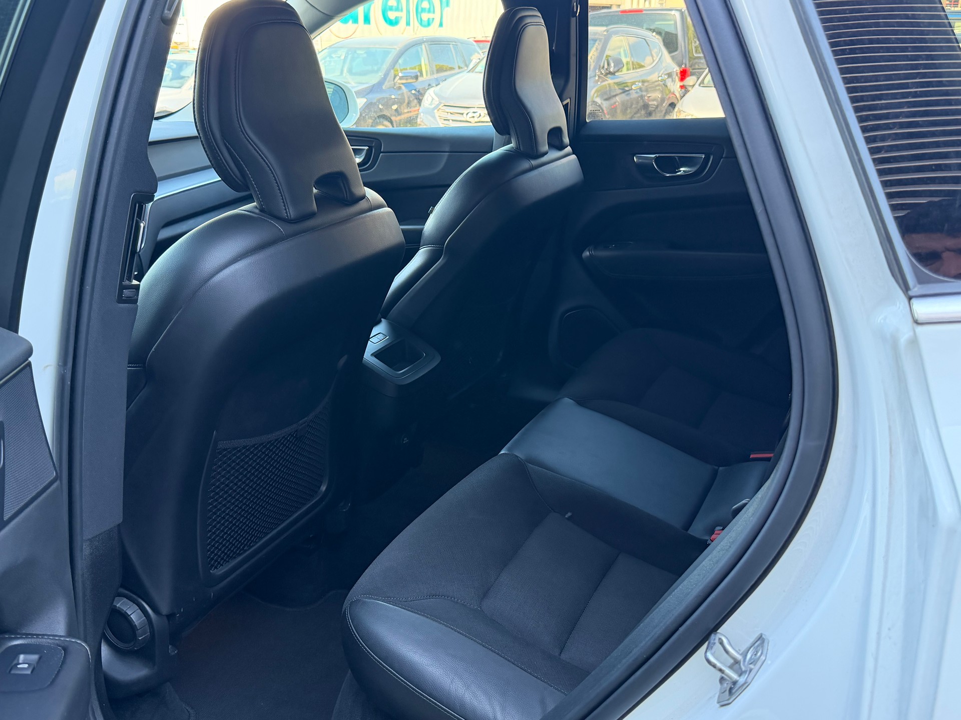 VOLVO XC60 B4 Diesel Mild Hybrid AWD Momentum Geartronic-image-14