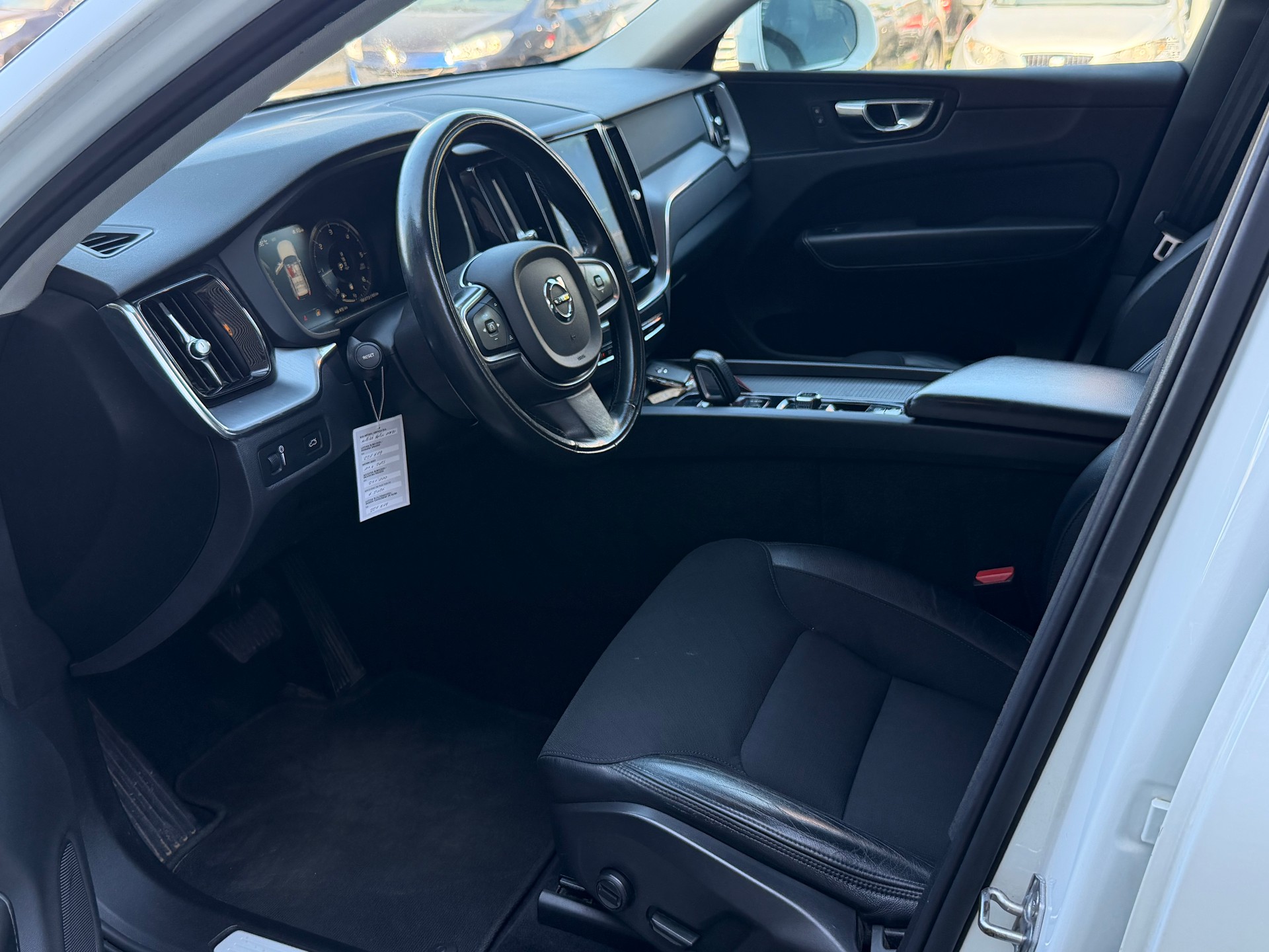 VOLVO XC60 B4 Diesel Mild Hybrid AWD Momentum Geartronic-image-15
