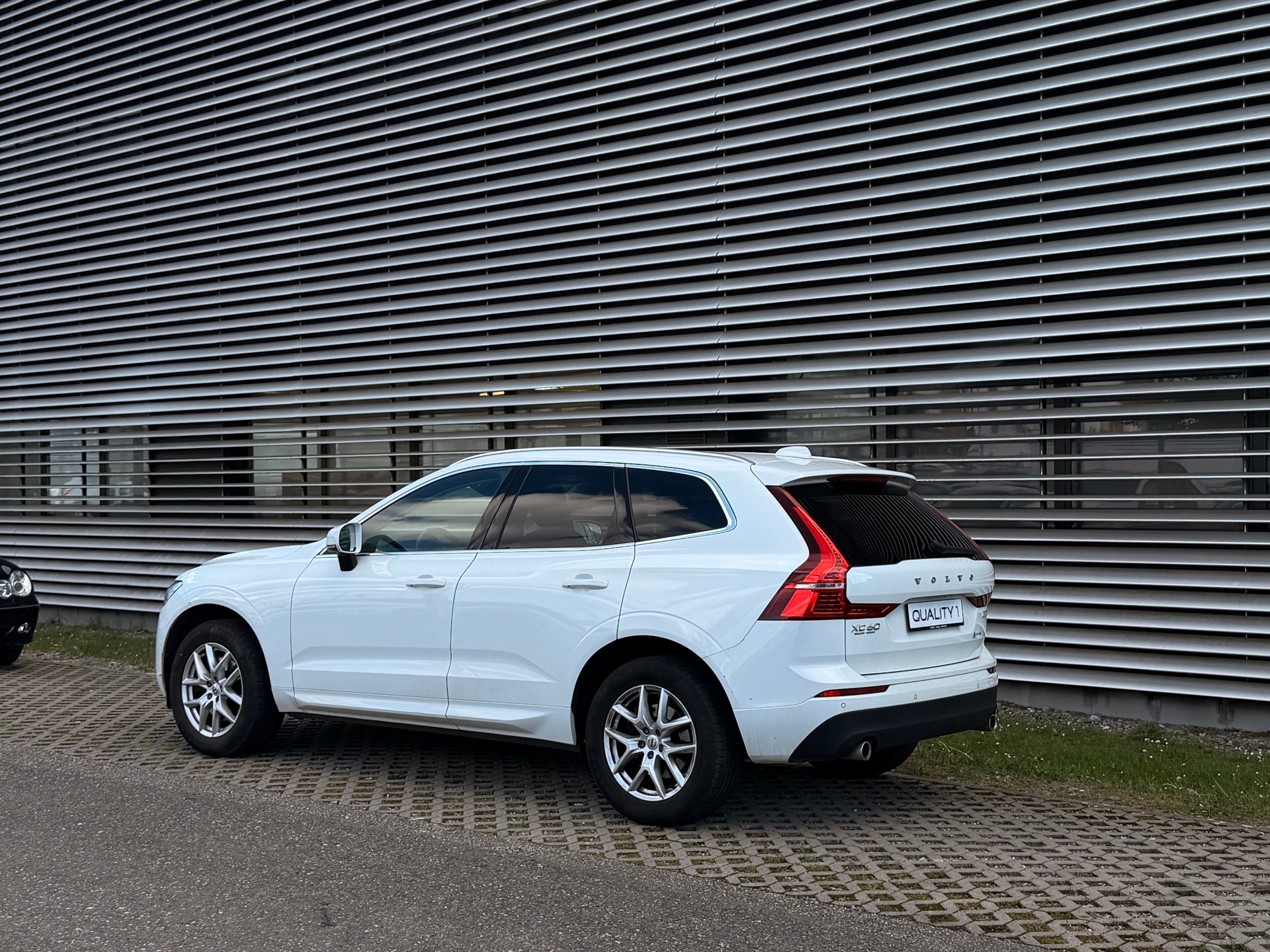 VOLVO XC60 B4 Diesel Mild Hybrid AWD Momentum Geartronic-image-3