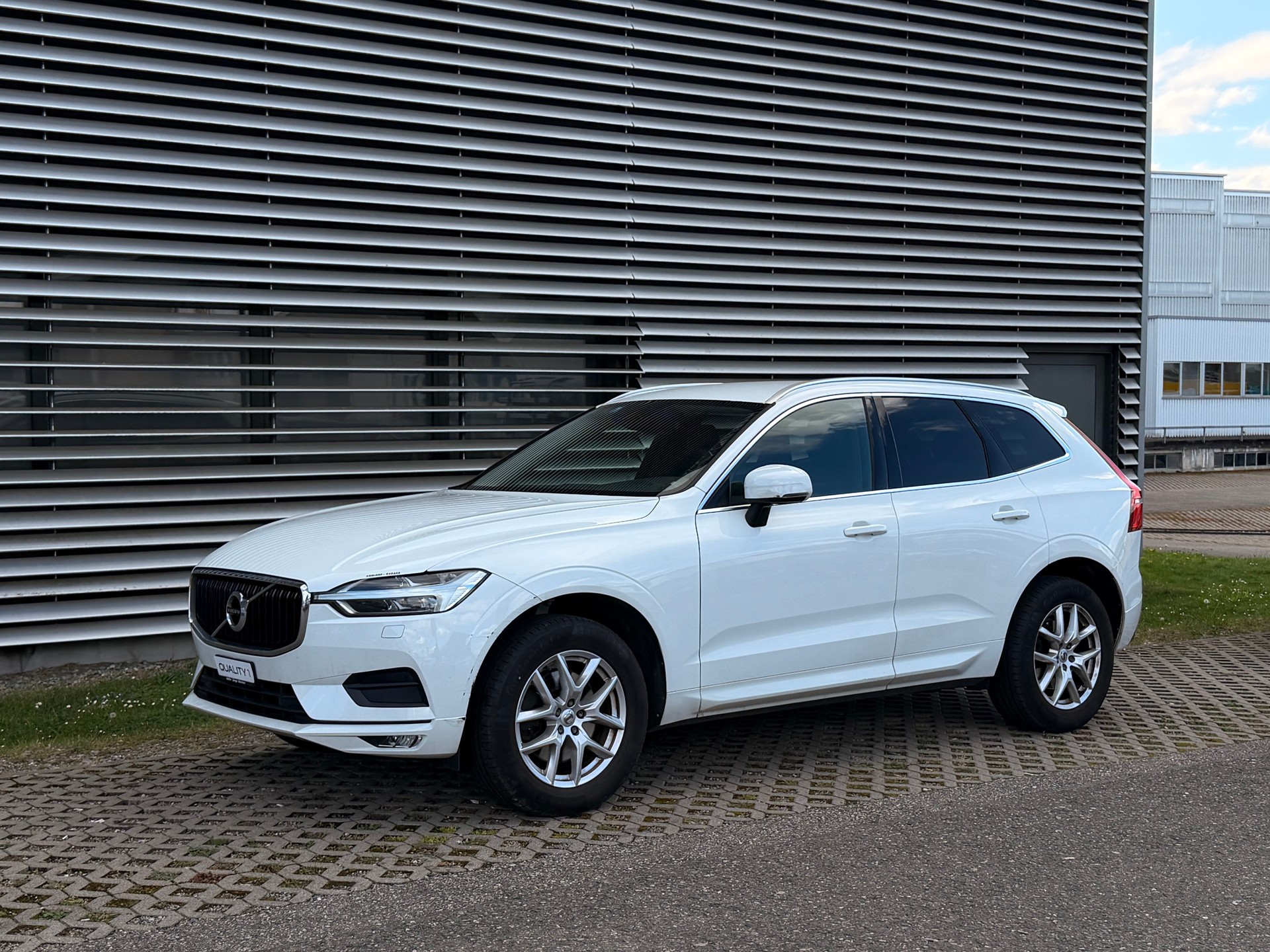 VOLVO XC60 B4 Diesel Mild Hybrid AWD Momentum Geartronic-image-2