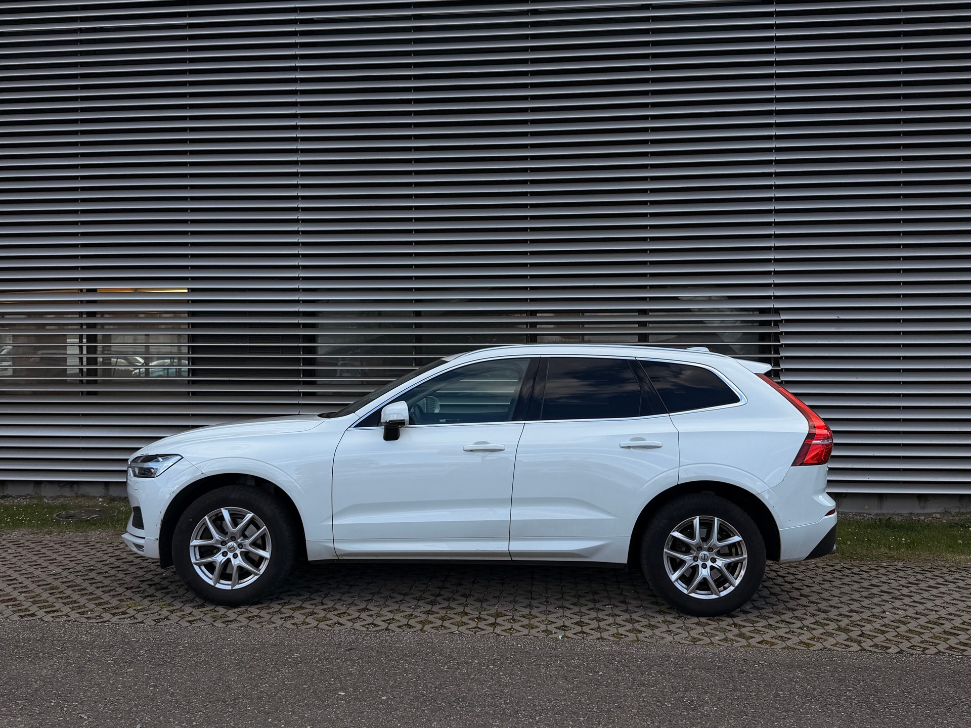 VOLVO XC60 B4 Diesel Mild Hybrid AWD Momentum Geartronic-image-1