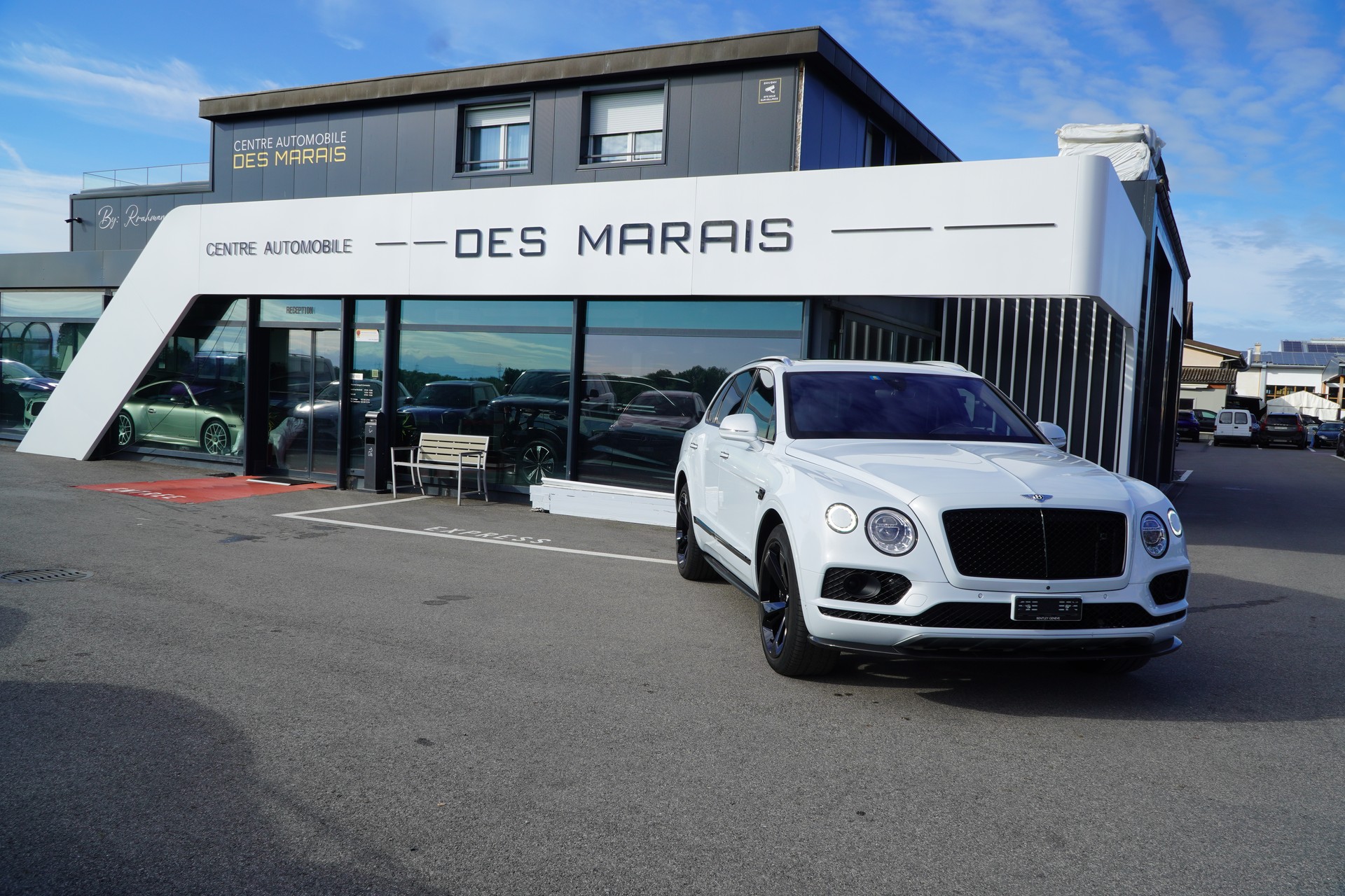 BENTLEY Bentayga V8-showroom-element-1