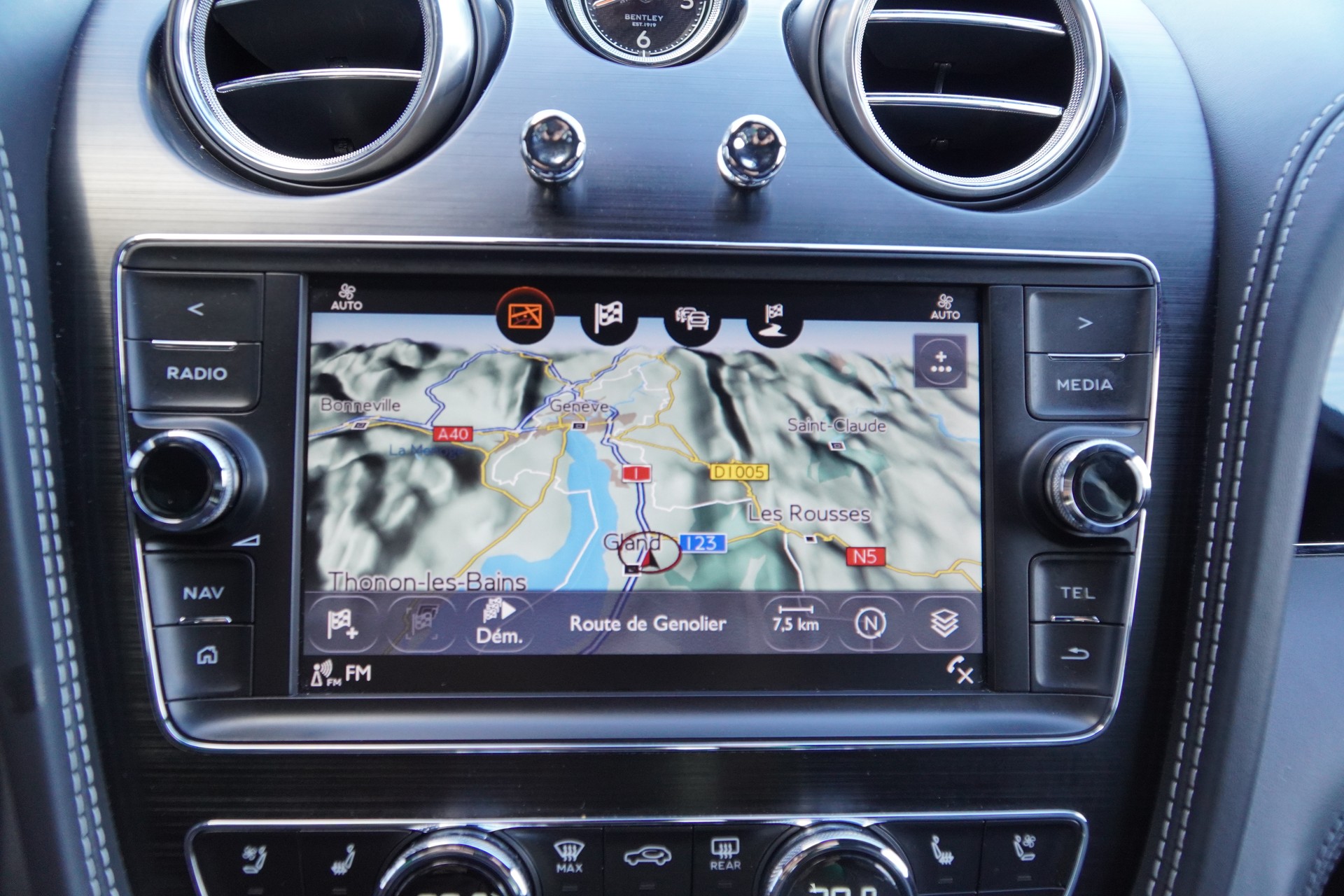 BENTLEY Bentayga V8-image-15
