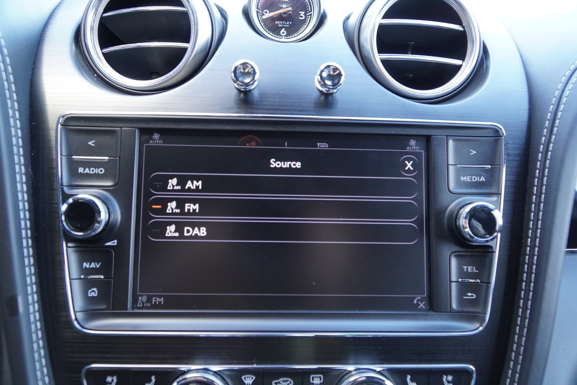 BENTLEY Bentayga V8-image-18