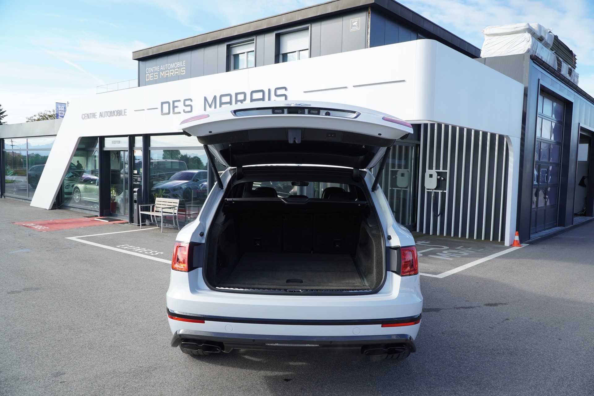 BENTLEY Bentayga V8-image-30