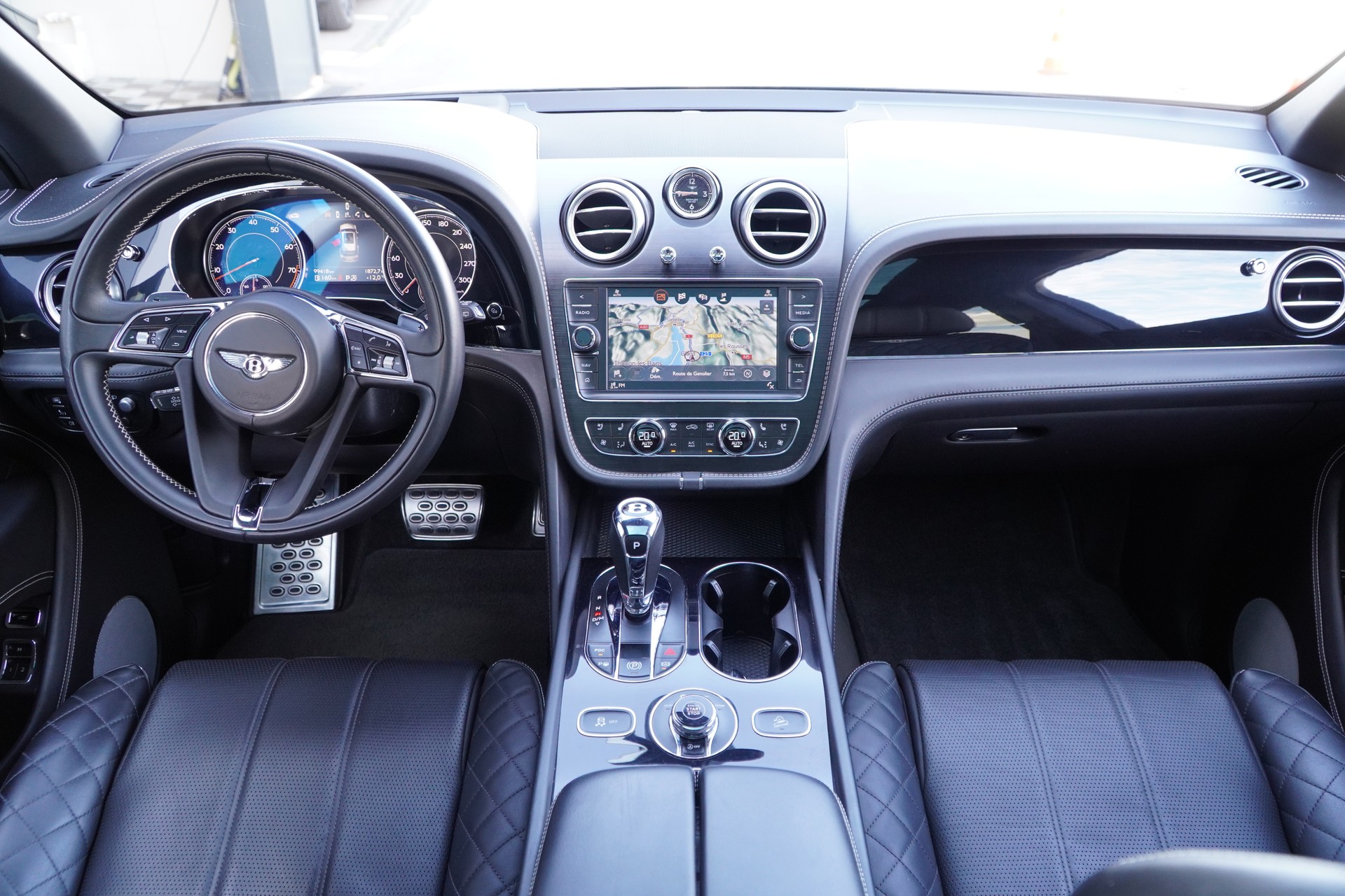 BENTLEY Bentayga V8-image-10