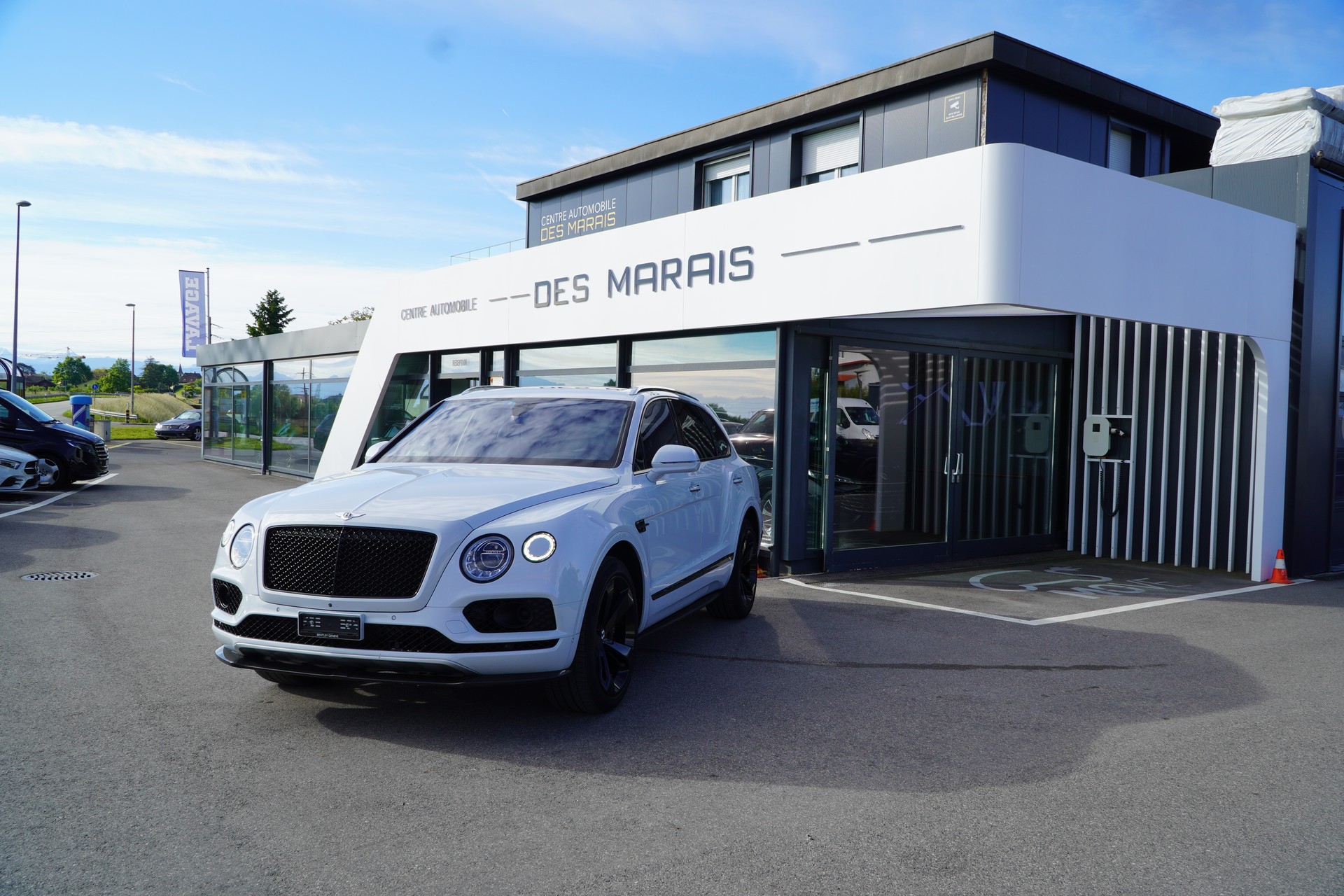 BENTLEY Bentayga V8-showroom-element-2