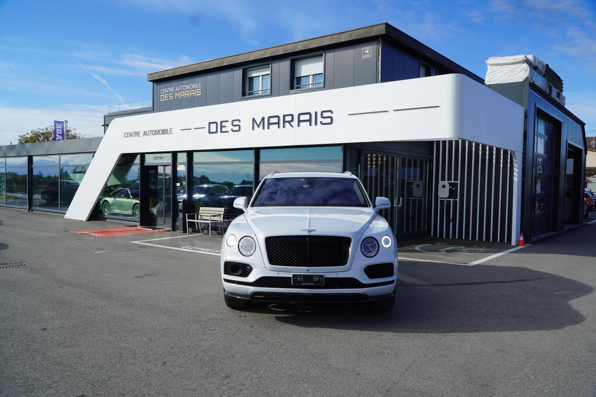 BENTLEY Bentayga V8-showroom-element-3
