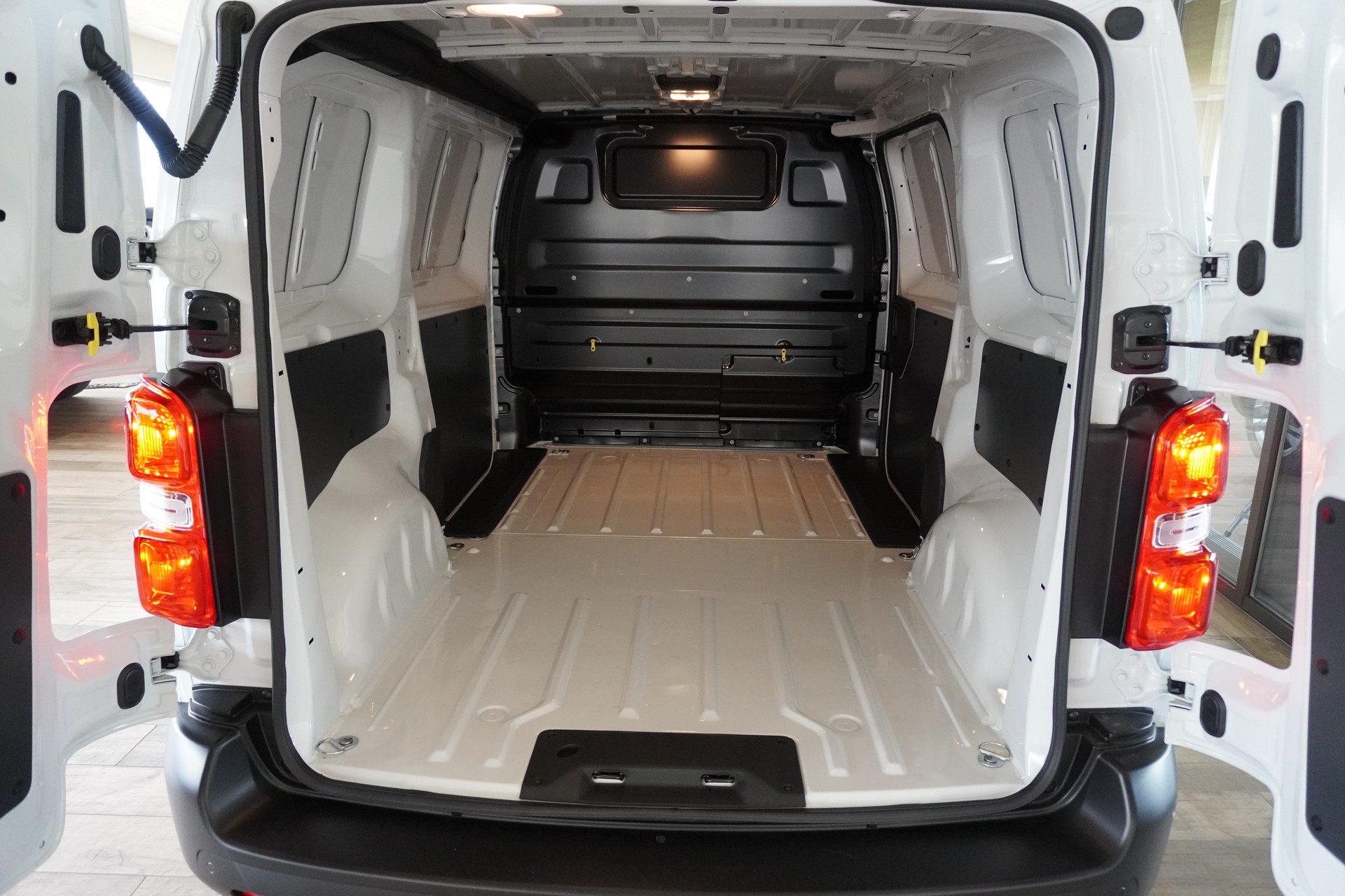 OPEL Vivaro Cargo 2.0 D s/s M-image-12