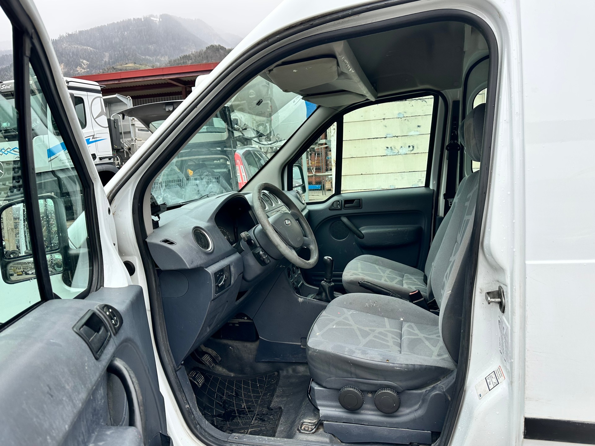FORD Transit Connect Van T230 1.8 TDCi L Level 3 Prof.-image-8