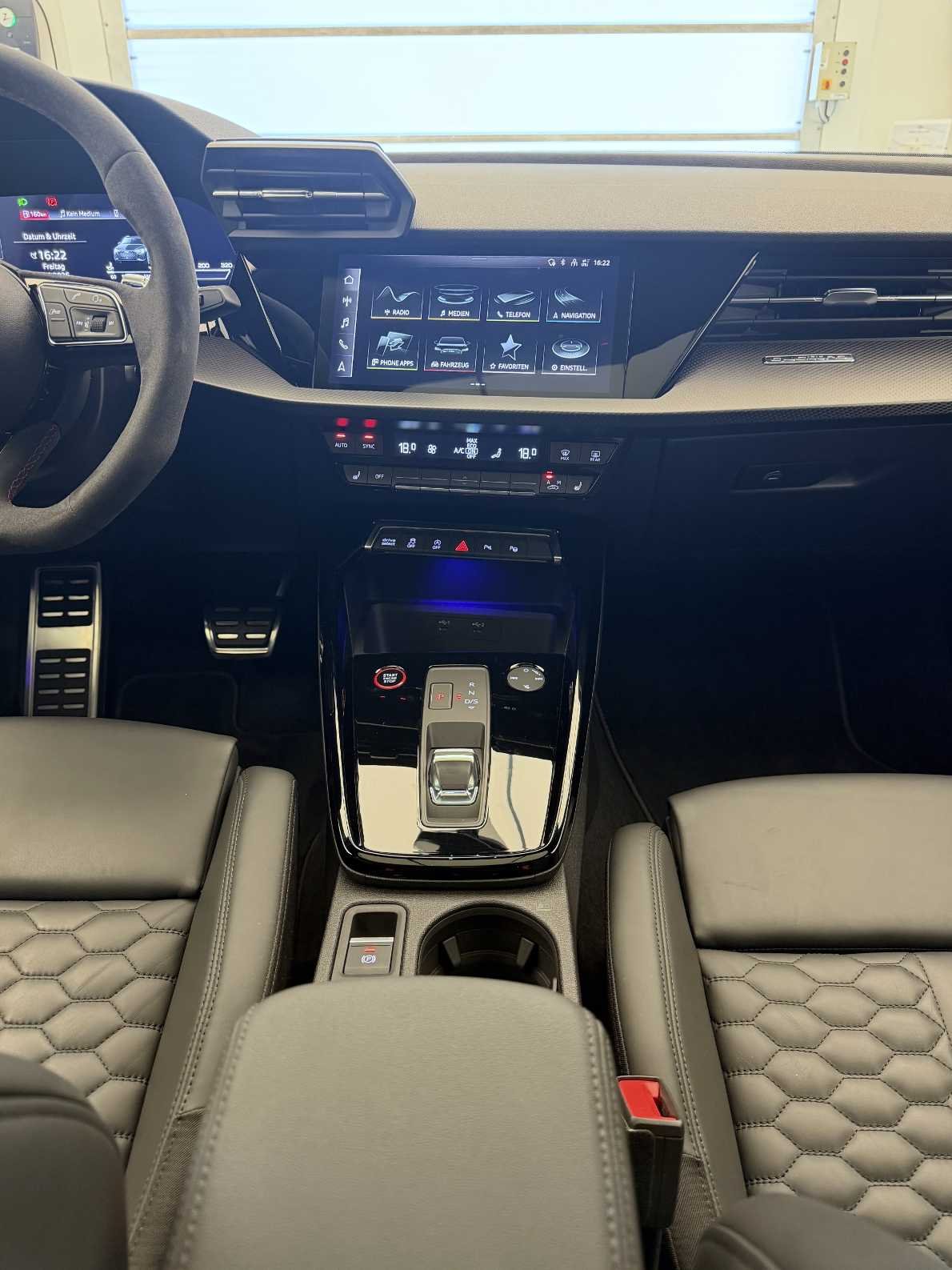 AUDI RS3 Sportback 2.5 TSI quattro S-tronic-image-11