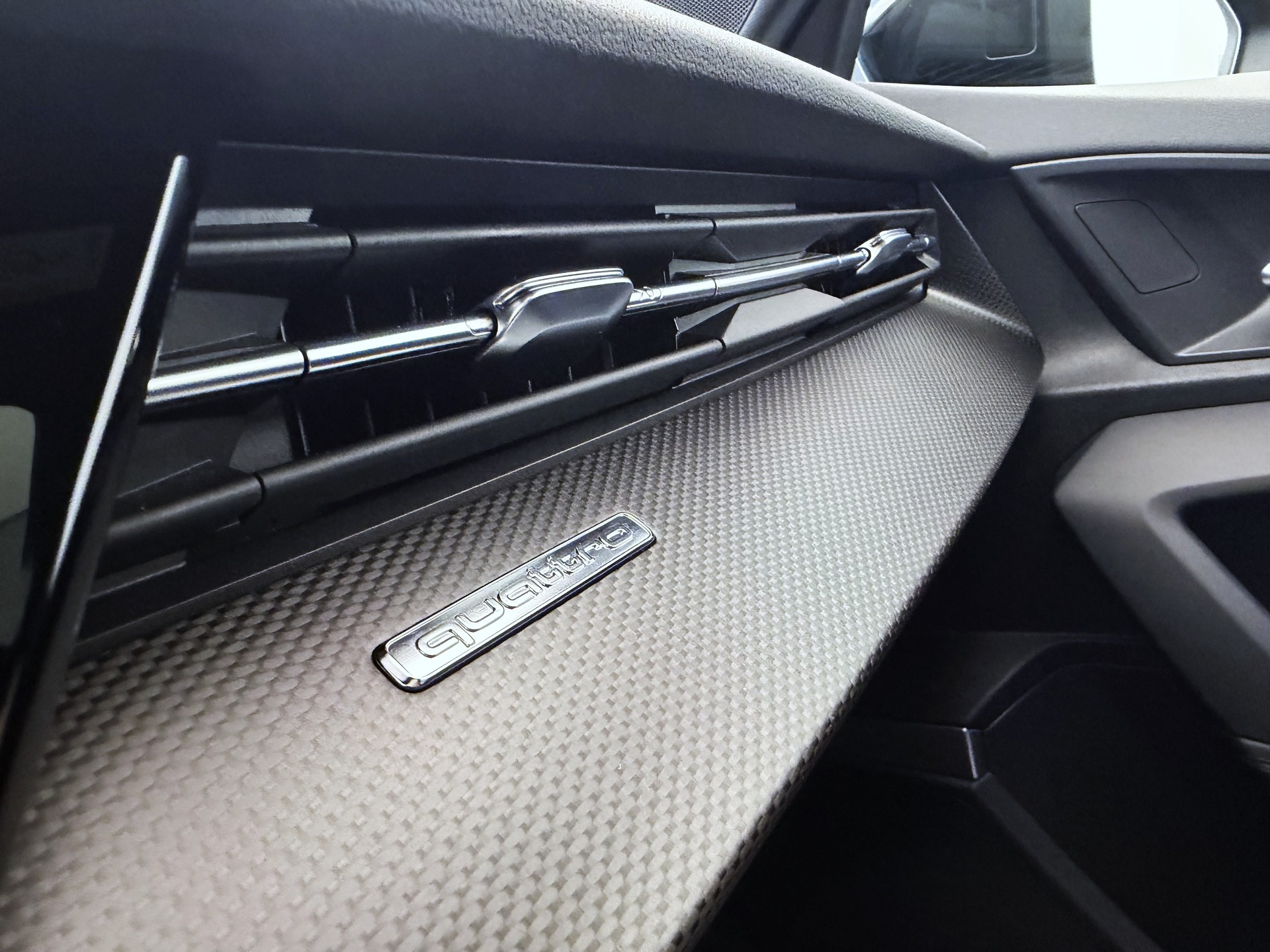 AUDI RS3 Sportback 2.5 TSI quattro S-tronic-image-18