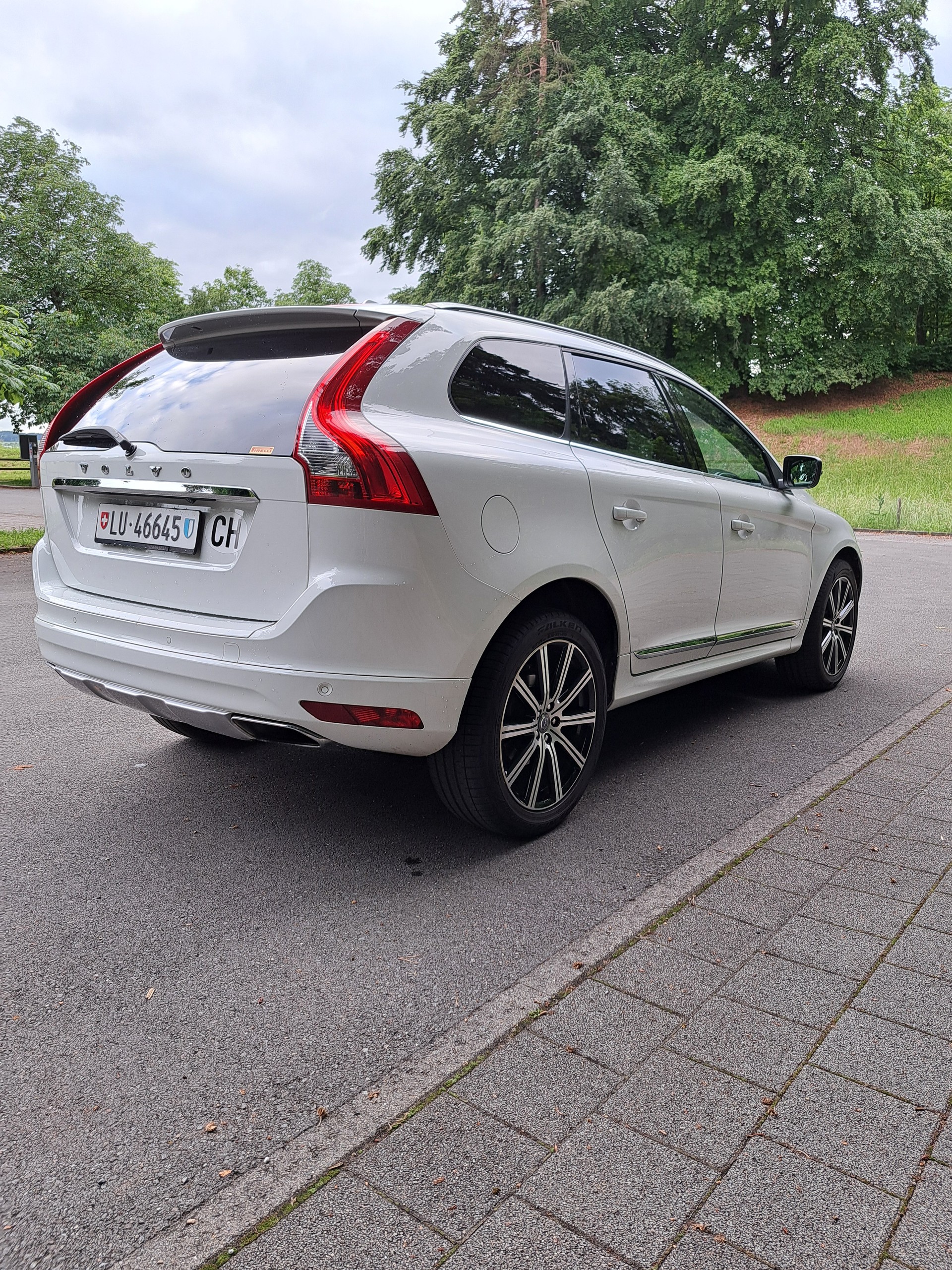 VOLVO 2.4 D4 Summum AWD-image-1