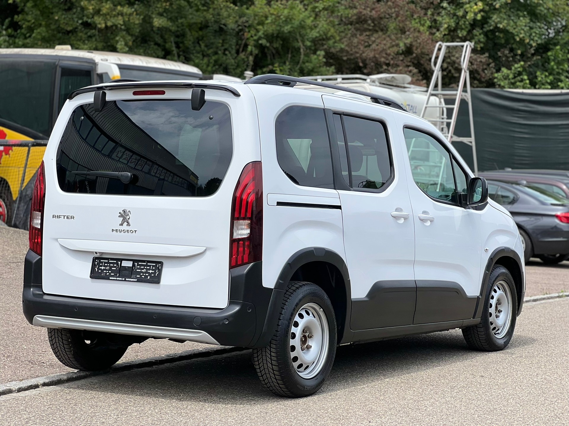 PEUGEOT Rifter 1.5 BlueHDi Allure EAT8-image-2