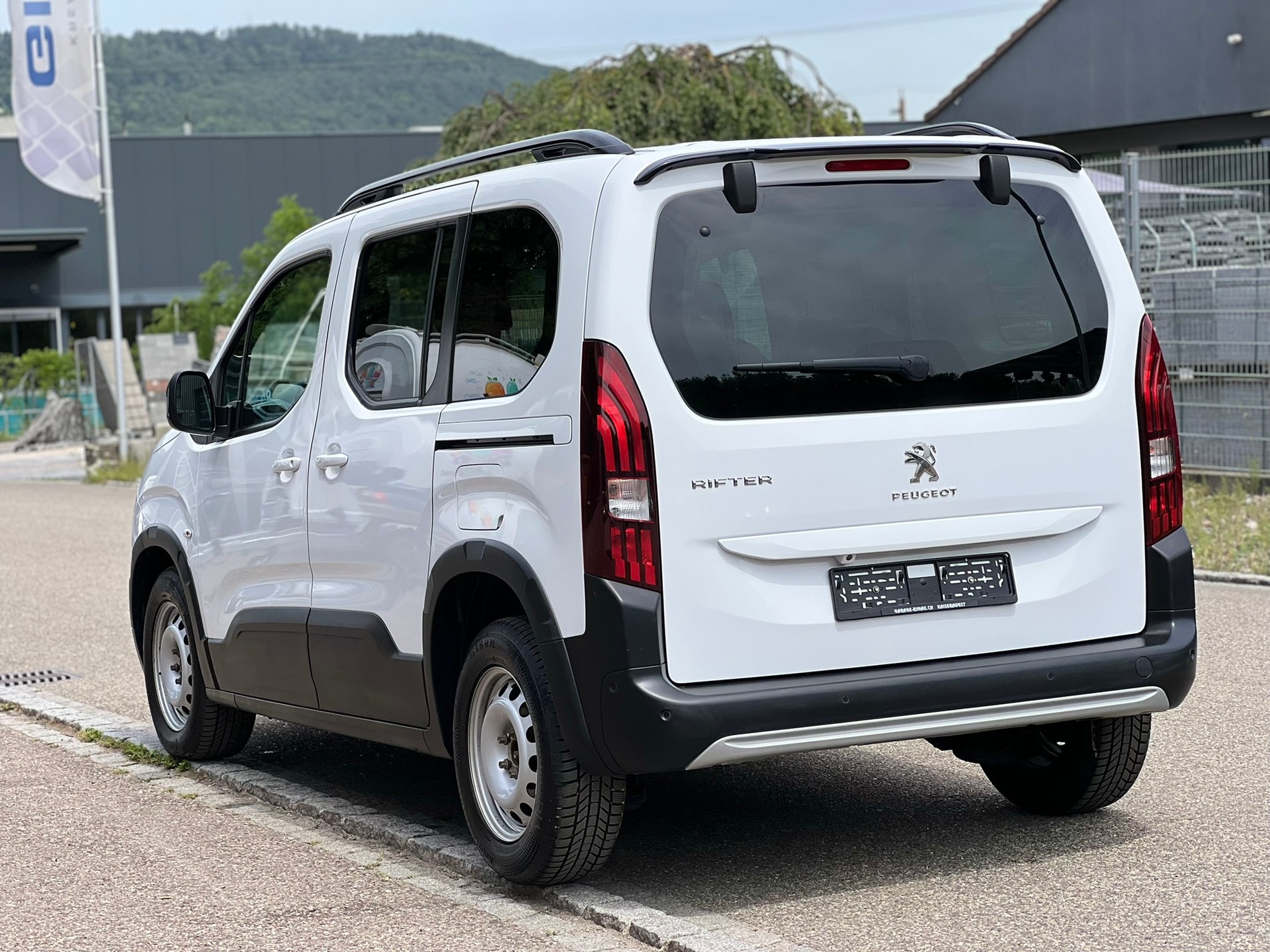 PEUGEOT Rifter 1.5 BlueHDi Allure EAT8-image-3