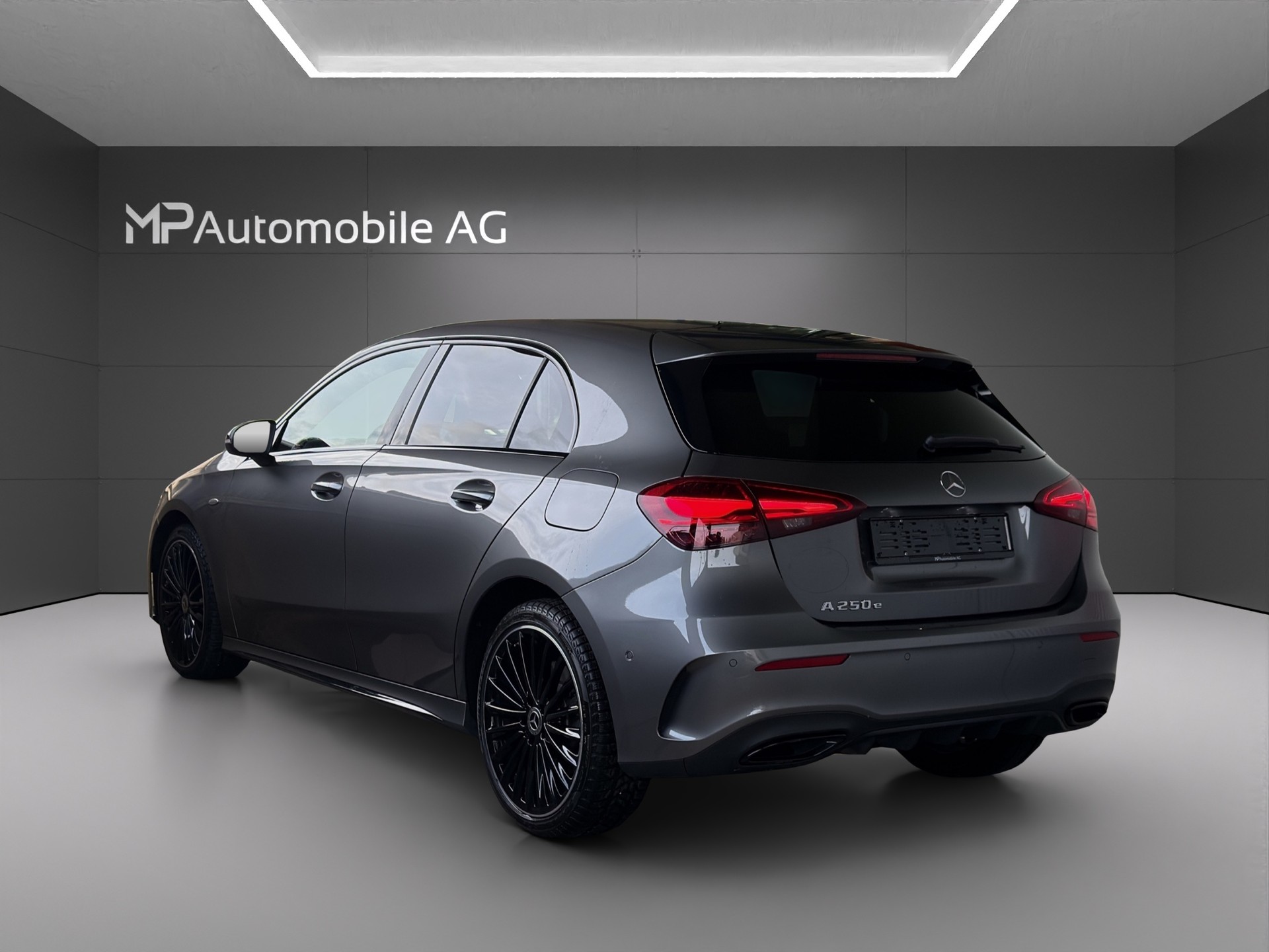 MERCEDES-BENZ A 250 e EQ Star 8G-DCT AMG Line-image-4