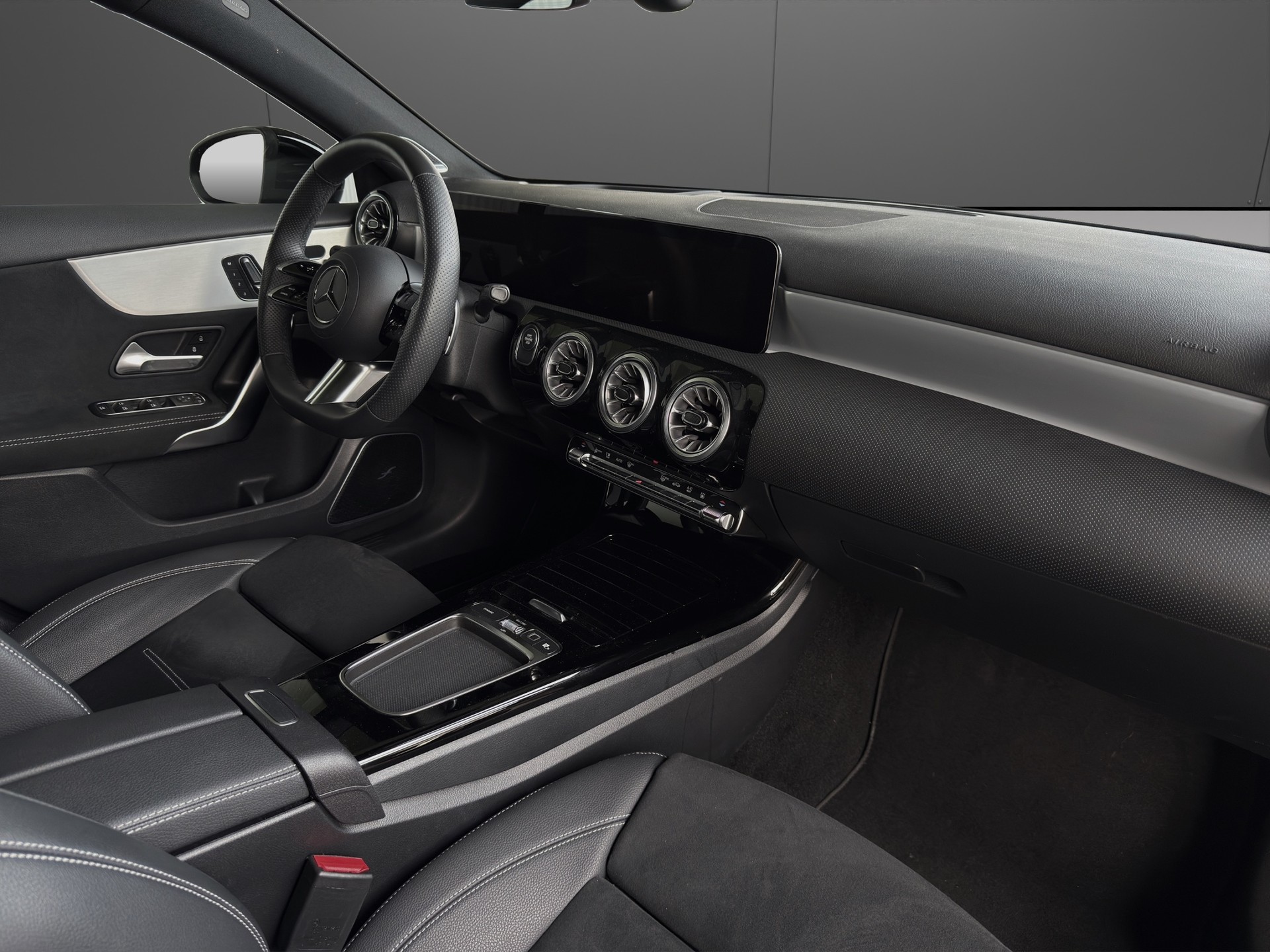 MERCEDES-BENZ A 250 e EQ Star 8G-DCT AMG Line-image-11