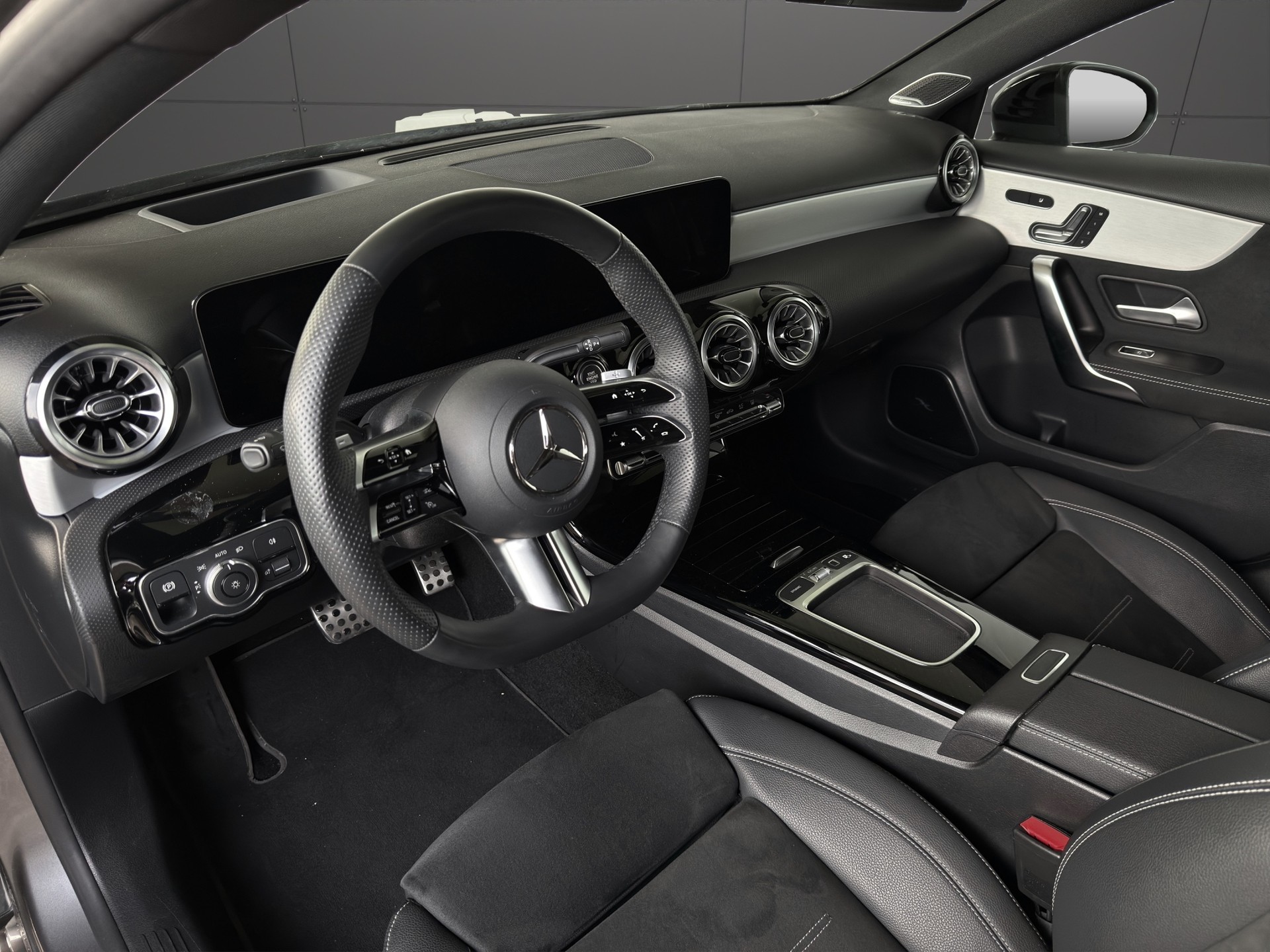 MERCEDES-BENZ A 250 e EQ Star 8G-DCT AMG Line-image-6