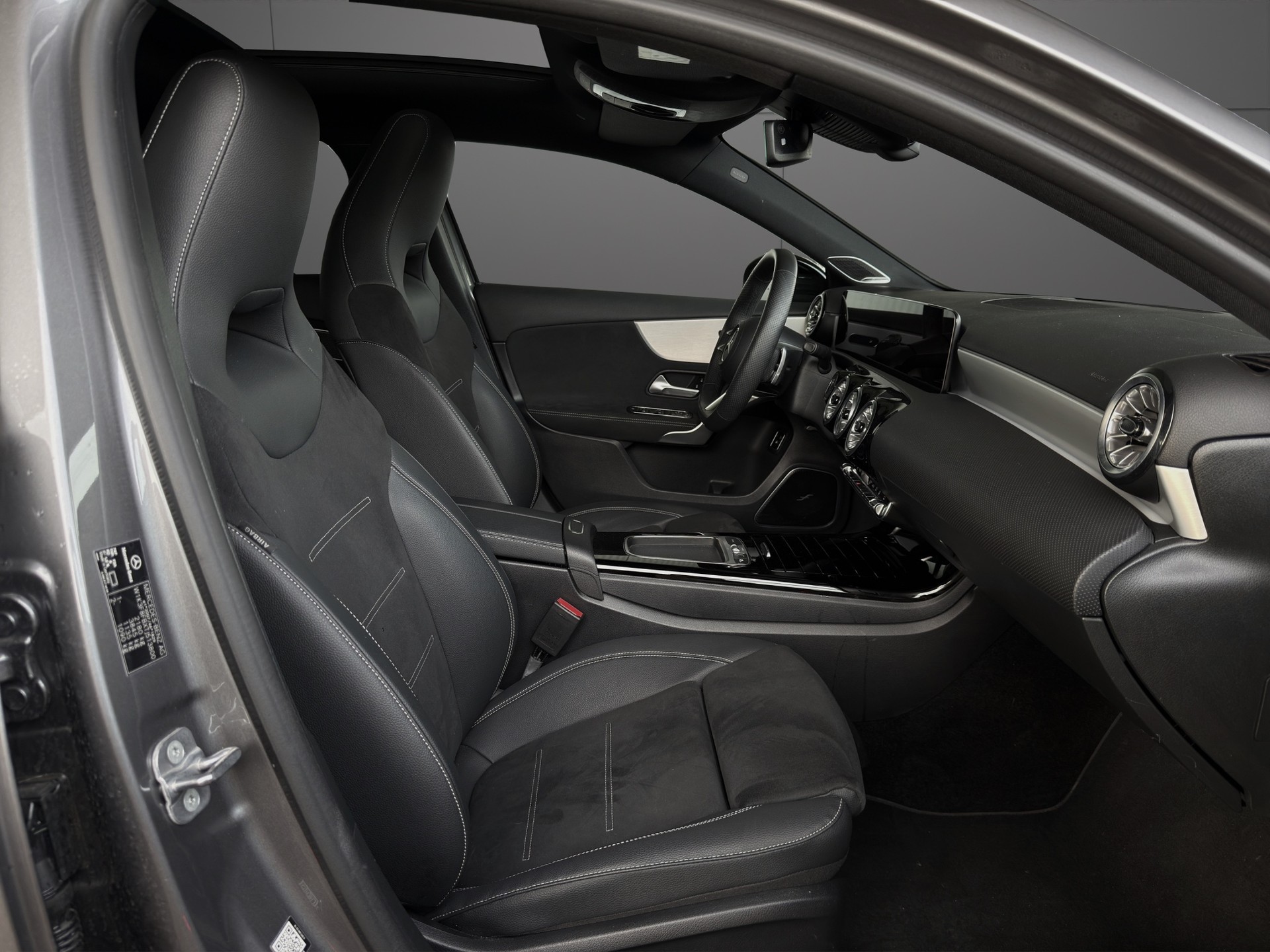 MERCEDES-BENZ A 250 e EQ Star 8G-DCT AMG Line-image-10