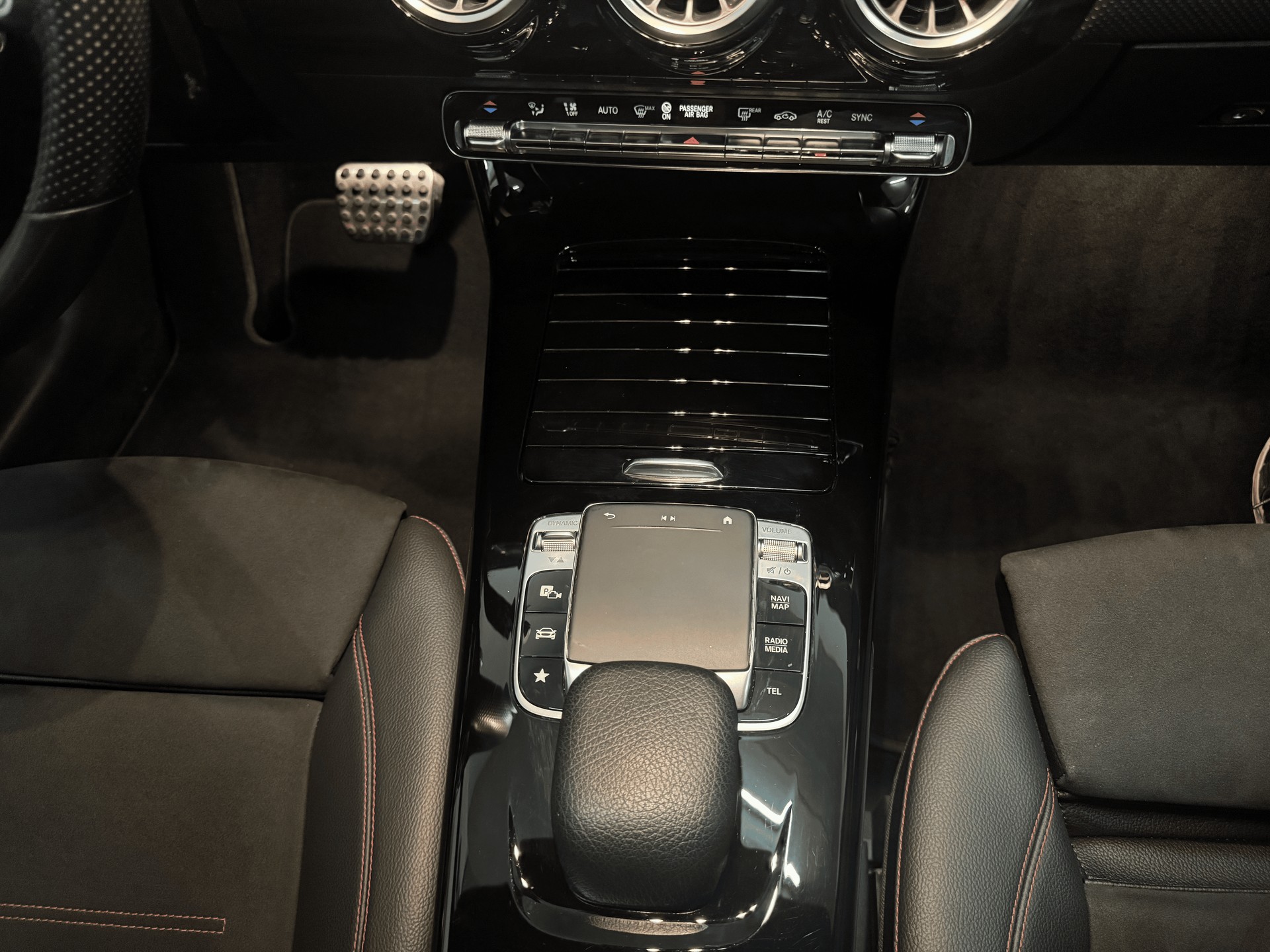 MERCEDES-BENZ A 200 AMG Line 7G-DCT-image-11