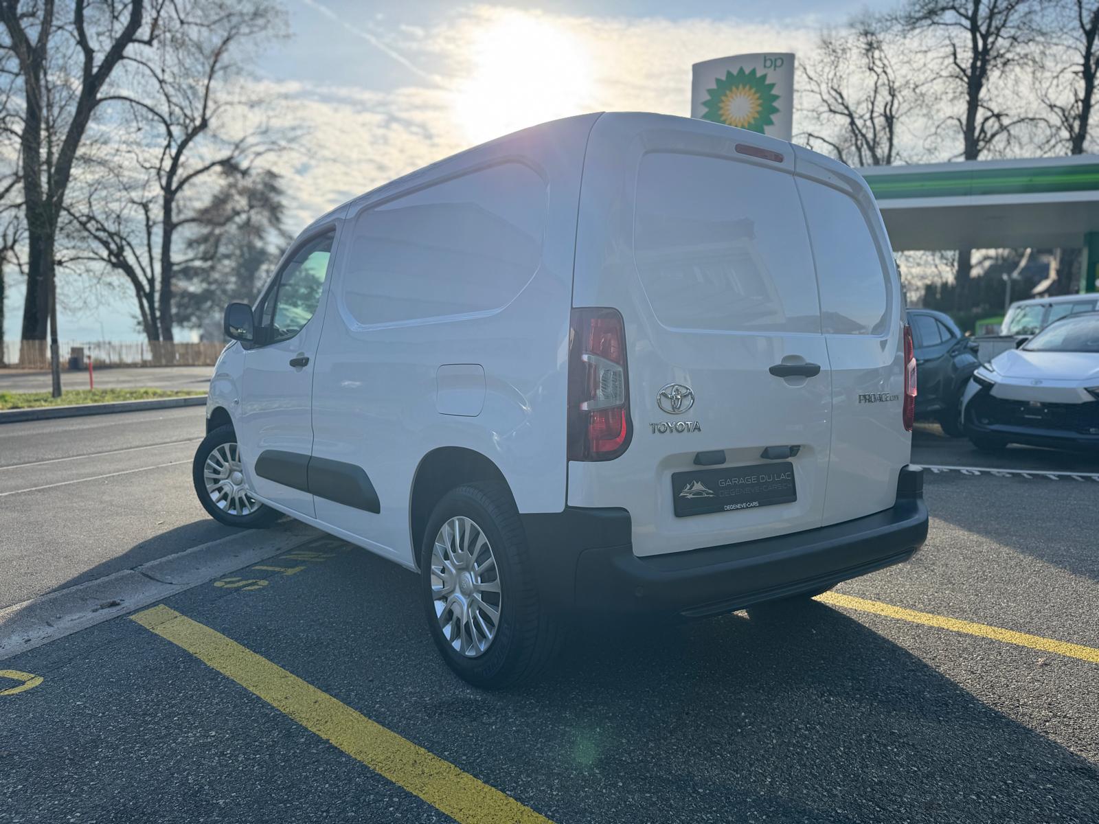 TOYOTA Proace City Van 1.2 Active Medium-image-2