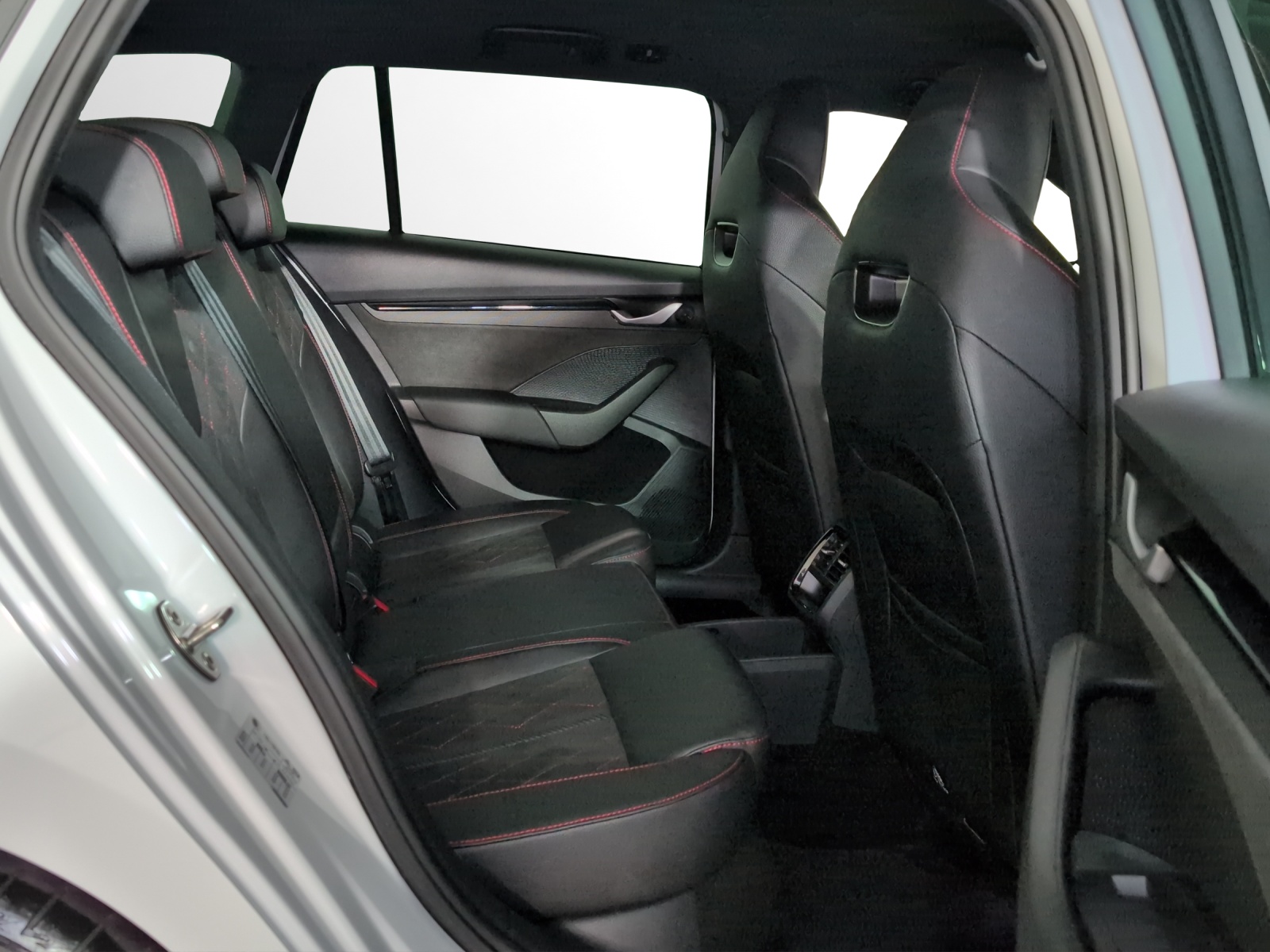 SKODA Octavia Combi 2.0 TSI DSG RS-image-8